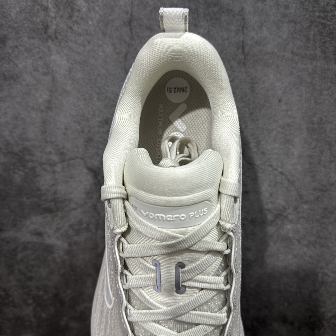 图片[8]-【XE纯原版】Nike Air Zoom Vomero Plus 全新科技运动跑鞋 HV8150-001    目前市场最强品质 原版购入开发 鞋面采用硅胶发泡立体印刷 临界ZOOM X泡棉超软弹大底 区别市场一体底 超高质检清洁度 一切材质配件均与原版一致 原楦原纸板开发 匹配原版98%以上 完美弧度版型 原厂鞋标 立体反光鞋盒标 鞋盒防撞海绵 高端玩家必推版本 高价零售必推版本 欢迎对比市面任意版本‼️ 这双鞋简直是时尚与科技的完美融合。 经典黑色鞋面，质感爆棚，搭配超亮眼的银色大勾子，瞬间成为街头焦点。不仅颜值在线，缓震性能更是一绝 不管是日常出街还是慢跑锻炼，都能给双脚极致舒适体验。  码数超全，39- 46 码任你选！别犹豫啦，穿上它，轻松走出潮流范，开启你的时尚运动新旅程！ 码段：39-46-选品中心