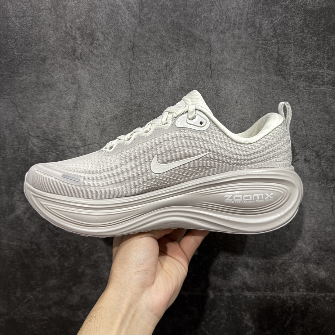 图片[2]-【XE纯原版】Nike Air Zoom Vomero Plus 全新科技运动跑鞋 HV8150-001    目前市场最强品质 原版购入开发 鞋面采用硅胶发泡立体印刷 临界ZOOM X泡棉超软弹大底 区别市场一体底 超高质检清洁度 一切材质配件均与原版一致 原楦原纸板开发 匹配原版98%以上 完美弧度版型 原厂鞋标 立体反光鞋盒标 鞋盒防撞海绵 高端玩家必推版本 高价零售必推版本 欢迎对比市面任意版本‼️ 这双鞋简直是时尚与科技的完美融合。 经典黑色鞋面，质感爆棚，搭配超亮眼的银色大勾子，瞬间成为街头焦点。不仅颜值在线，缓震性能更是一绝 不管是日常出街还是慢跑锻炼，都能给双脚极致舒适体验。  码数超全，39- 46 码任你选！别犹豫啦，穿上它，轻松走出潮流范，开启你的时尚运动新旅程！ 码段：39-46-选品中心
