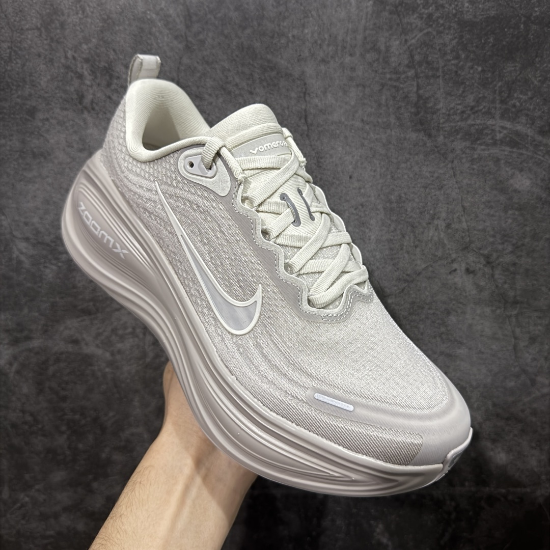 图片[3]-【XE纯原版】Nike Air Zoom Vomero Plus 全新科技运动跑鞋 HV8150-001    目前市场最强品质 原版购入开发 鞋面采用硅胶发泡立体印刷 临界ZOOM X泡棉超软弹大底 区别市场一体底 超高质检清洁度 一切材质配件均与原版一致 原楦原纸板开发 匹配原版98%以上 完美弧度版型 原厂鞋标 立体反光鞋盒标 鞋盒防撞海绵 高端玩家必推版本 高价零售必推版本 欢迎对比市面任意版本‼️ 这双鞋简直是时尚与科技的完美融合。 经典黑色鞋面，质感爆棚，搭配超亮眼的银色大勾子，瞬间成为街头焦点。不仅颜值在线，缓震性能更是一绝 不管是日常出街还是慢跑锻炼，都能给双脚极致舒适体验。  码数超全，39- 46 码任你选！别犹豫啦，穿上它，轻松走出潮流范，开启你的时尚运动新旅程！ 码段：39-46-选品中心