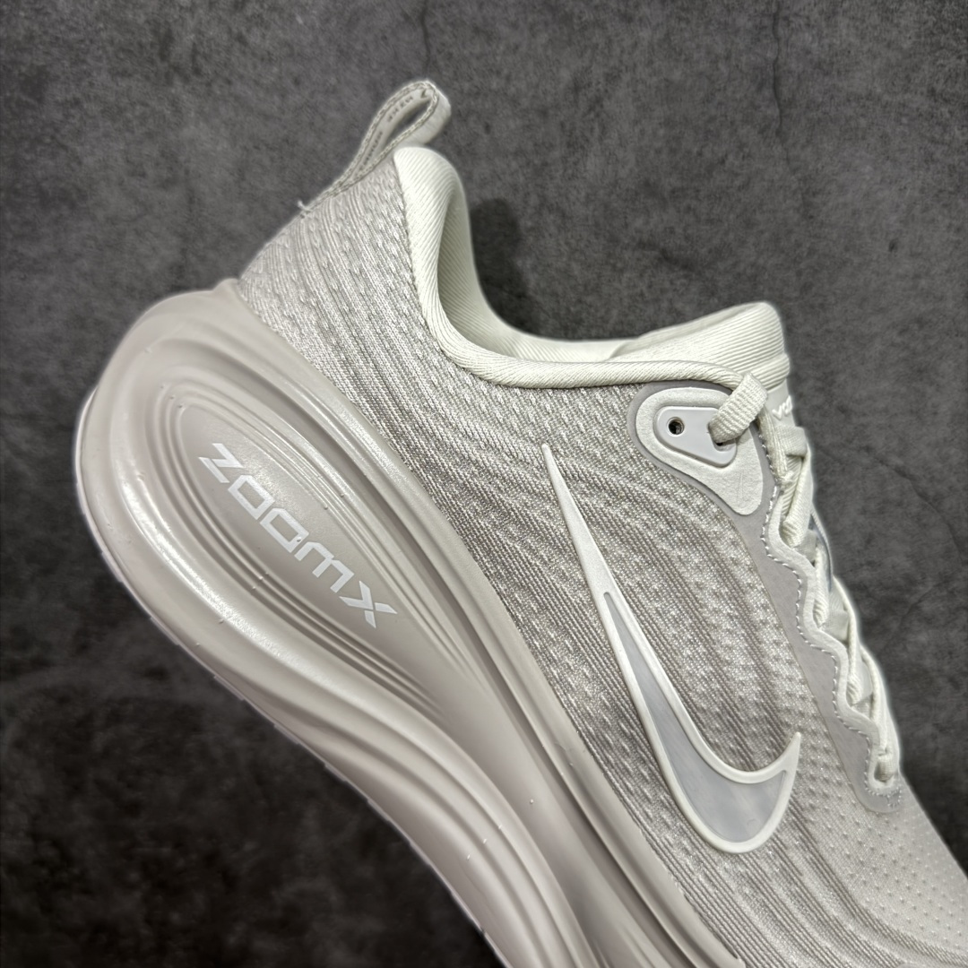 图片[7]-【XE纯原版】Nike Air Zoom Vomero Plus 全新科技运动跑鞋 HV8150-001    目前市场最强品质 原版购入开发 鞋面采用硅胶发泡立体印刷 临界ZOOM X泡棉超软弹大底 区别市场一体底 超高质检清洁度 一切材质配件均与原版一致 原楦原纸板开发 匹配原版98%以上 完美弧度版型 原厂鞋标 立体反光鞋盒标 鞋盒防撞海绵 高端玩家必推版本 高价零售必推版本 欢迎对比市面任意版本‼️ 这双鞋简直是时尚与科技的完美融合。 经典黑色鞋面，质感爆棚，搭配超亮眼的银色大勾子，瞬间成为街头焦点。不仅颜值在线，缓震性能更是一绝 不管是日常出街还是慢跑锻炼，都能给双脚极致舒适体验。  码数超全，39- 46 码任你选！别犹豫啦，穿上它，轻松走出潮流范，开启你的时尚运动新旅程！ 码段：39-46-选品中心