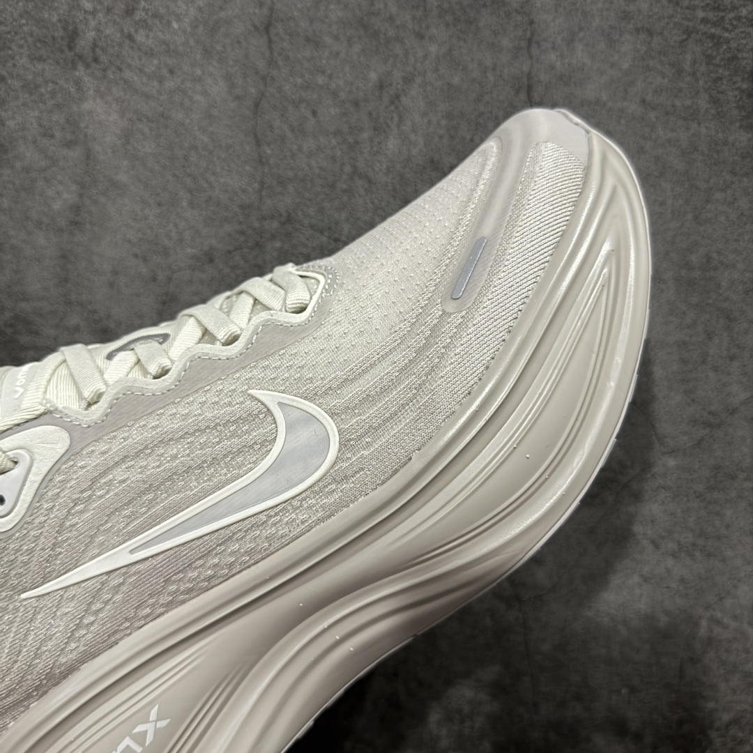 图片[6]-【XE纯原版】Nike Air Zoom Vomero Plus 全新科技运动跑鞋 HV8150-001    目前市场最强品质 原版购入开发 鞋面采用硅胶发泡立体印刷 临界ZOOM X泡棉超软弹大底 区别市场一体底 超高质检清洁度 一切材质配件均与原版一致 原楦原纸板开发 匹配原版98%以上 完美弧度版型 原厂鞋标 立体反光鞋盒标 鞋盒防撞海绵 高端玩家必推版本 高价零售必推版本 欢迎对比市面任意版本‼️ 这双鞋简直是时尚与科技的完美融合。 经典黑色鞋面，质感爆棚，搭配超亮眼的银色大勾子，瞬间成为街头焦点。不仅颜值在线，缓震性能更是一绝 不管是日常出街还是慢跑锻炼，都能给双脚极致舒适体验。  码数超全，39- 46 码任你选！别犹豫啦，穿上它，轻松走出潮流范，开启你的时尚运动新旅程！ 码段：39-46-选品中心