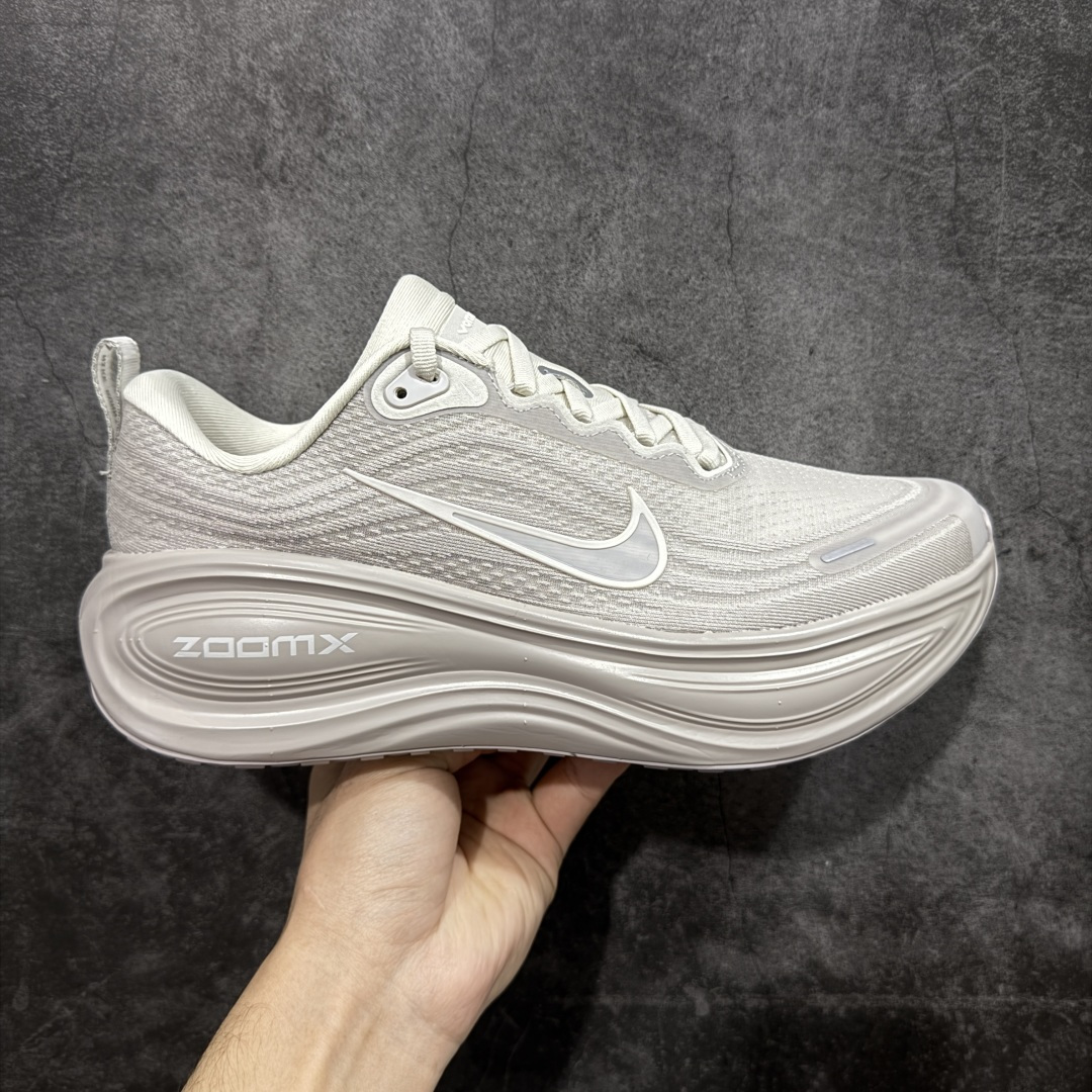 【XE纯原版】Nike Air Zoom Vomero Plus 全新科技运动跑鞋 HV8150-001    目前市场最强品质 原版购入开发 鞋面采用硅胶发泡立体印刷 临界ZOOM X泡棉超软弹大底 区别市场一体底 超高质检清洁度 一切材质配件均与原版一致 原楦原纸板开发 匹配原版98%以上 完美弧度版型 原厂鞋标 立体反光鞋盒标 鞋盒防撞海绵 高端玩家必推版本 高价零售必推版本 欢迎对比市面任意版本‼️ 这双鞋简直是时尚与科技的完美融合。 经典黑色鞋面，质感爆棚，搭配超亮眼的银色大勾子，瞬间成为街头焦点。不仅颜值在线，缓震性能更是一绝 不管是日常出街还是慢跑锻炼，都能给双脚极致舒适体验。  码数超全，39- 46 码任你选！别犹豫啦，穿上它，轻松走出潮流范，开启你的时尚运动新旅程！ 码段：39-46-选品中心