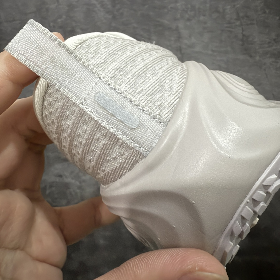 图片[2]-【XE纯原版】Nike Air Zoom Vomero Plus 全新科技运动跑鞋 HV8150-001    目前市场最强品质 原版购入开发 鞋面采用硅胶发泡立体印刷 临界ZOOM X泡棉超软弹大底 区别市场一体底 超高质检清洁度 一切材质配件均与原版一致 原楦原纸板开发 匹配原版98%以上 完美弧度版型 原厂鞋标 立体反光鞋盒标 鞋盒防撞海绵 高端玩家必推版本 高价零售必推版本 欢迎对比市面任意版本‼️ 这双鞋简直是时尚与科技的完美融合。 经典黑色鞋面，质感爆棚，搭配超亮眼的银色大勾子，瞬间成为街头焦点。不仅颜值在线，缓震性能更是一绝 不管是日常出街还是慢跑锻炼，都能给双脚极致舒适体验。  码数超全，39- 46 码任你选！别犹豫啦，穿上它，轻松走出潮流范，开启你的时尚运动新旅程！ 码段：39-46-选品中心