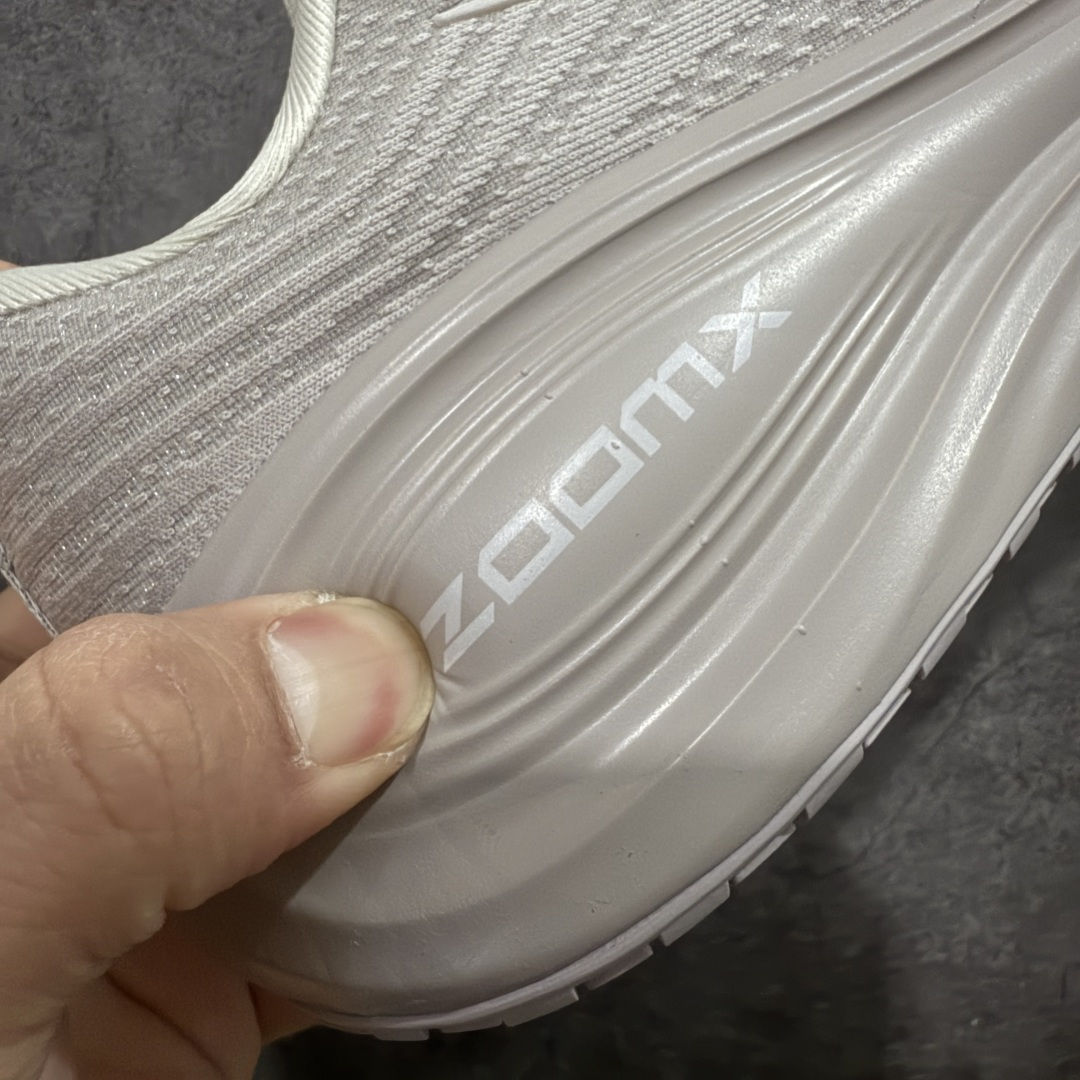 图片[3]-【XE纯原版】Nike Air Zoom Vomero Plus 全新科技运动跑鞋 HV8150-001    目前市场最强品质 原版购入开发 鞋面采用硅胶发泡立体印刷 临界ZOOM X泡棉超软弹大底 区别市场一体底 超高质检清洁度 一切材质配件均与原版一致 原楦原纸板开发 匹配原版98%以上 完美弧度版型 原厂鞋标 立体反光鞋盒标 鞋盒防撞海绵 高端玩家必推版本 高价零售必推版本 欢迎对比市面任意版本‼️ 这双鞋简直是时尚与科技的完美融合。 经典黑色鞋面，质感爆棚，搭配超亮眼的银色大勾子，瞬间成为街头焦点。不仅颜值在线，缓震性能更是一绝 不管是日常出街还是慢跑锻炼，都能给双脚极致舒适体验。  码数超全，39- 46 码任你选！别犹豫啦，穿上它，轻松走出潮流范，开启你的时尚运动新旅程！ 码段：39-46-选品中心