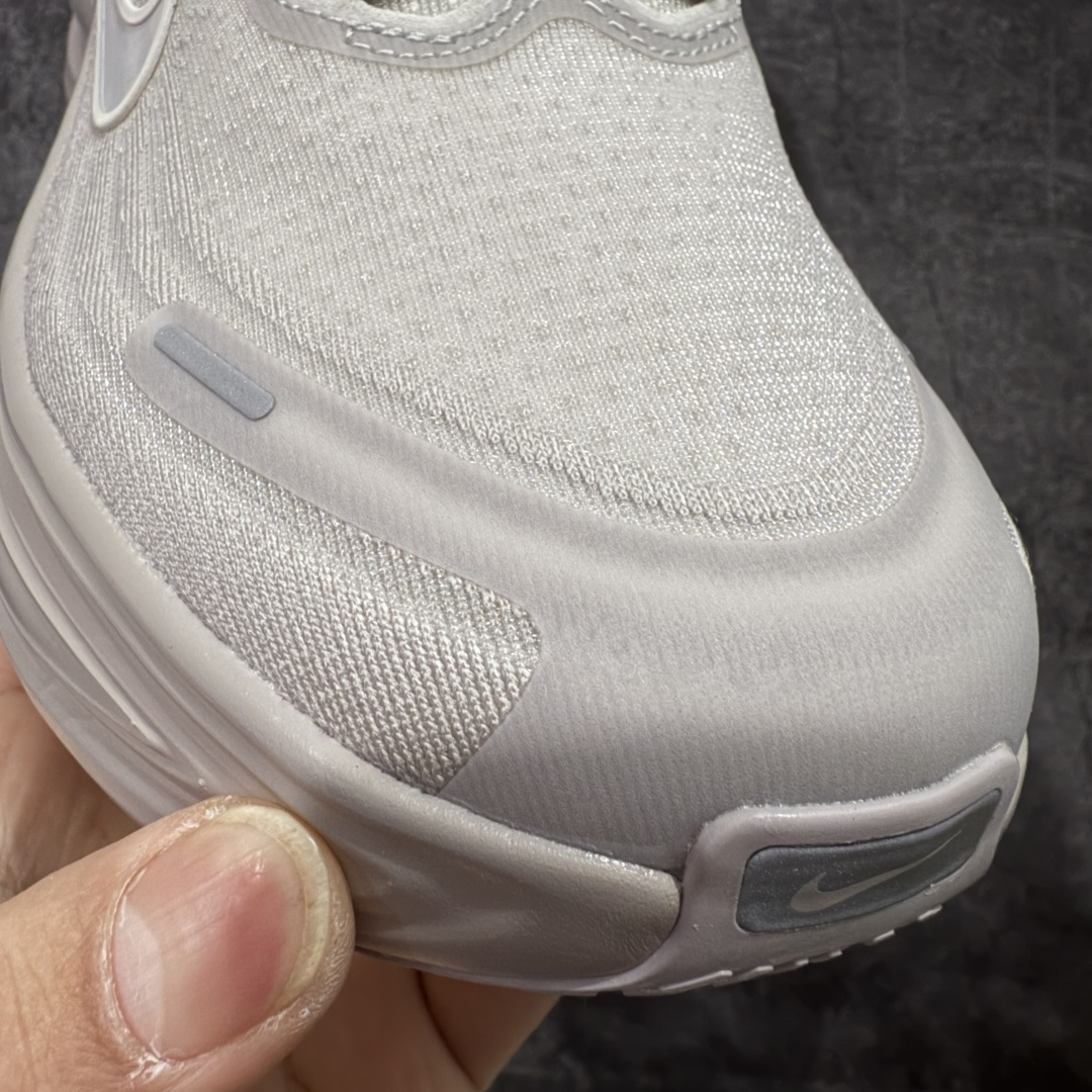 图片[5]-【XE纯原版】Nike Air Zoom Vomero Plus 全新科技运动跑鞋 HV8150-001    目前市场最强品质 原版购入开发 鞋面采用硅胶发泡立体印刷 临界ZOOM X泡棉超软弹大底 区别市场一体底 超高质检清洁度 一切材质配件均与原版一致 原楦原纸板开发 匹配原版98%以上 完美弧度版型 原厂鞋标 立体反光鞋盒标 鞋盒防撞海绵 高端玩家必推版本 高价零售必推版本 欢迎对比市面任意版本‼️ 这双鞋简直是时尚与科技的完美融合。 经典黑色鞋面，质感爆棚，搭配超亮眼的银色大勾子，瞬间成为街头焦点。不仅颜值在线，缓震性能更是一绝 不管是日常出街还是慢跑锻炼，都能给双脚极致舒适体验。  码数超全，39- 46 码任你选！别犹豫啦，穿上它，轻松走出潮流范，开启你的时尚运动新旅程！ 码段：39-46-选品中心