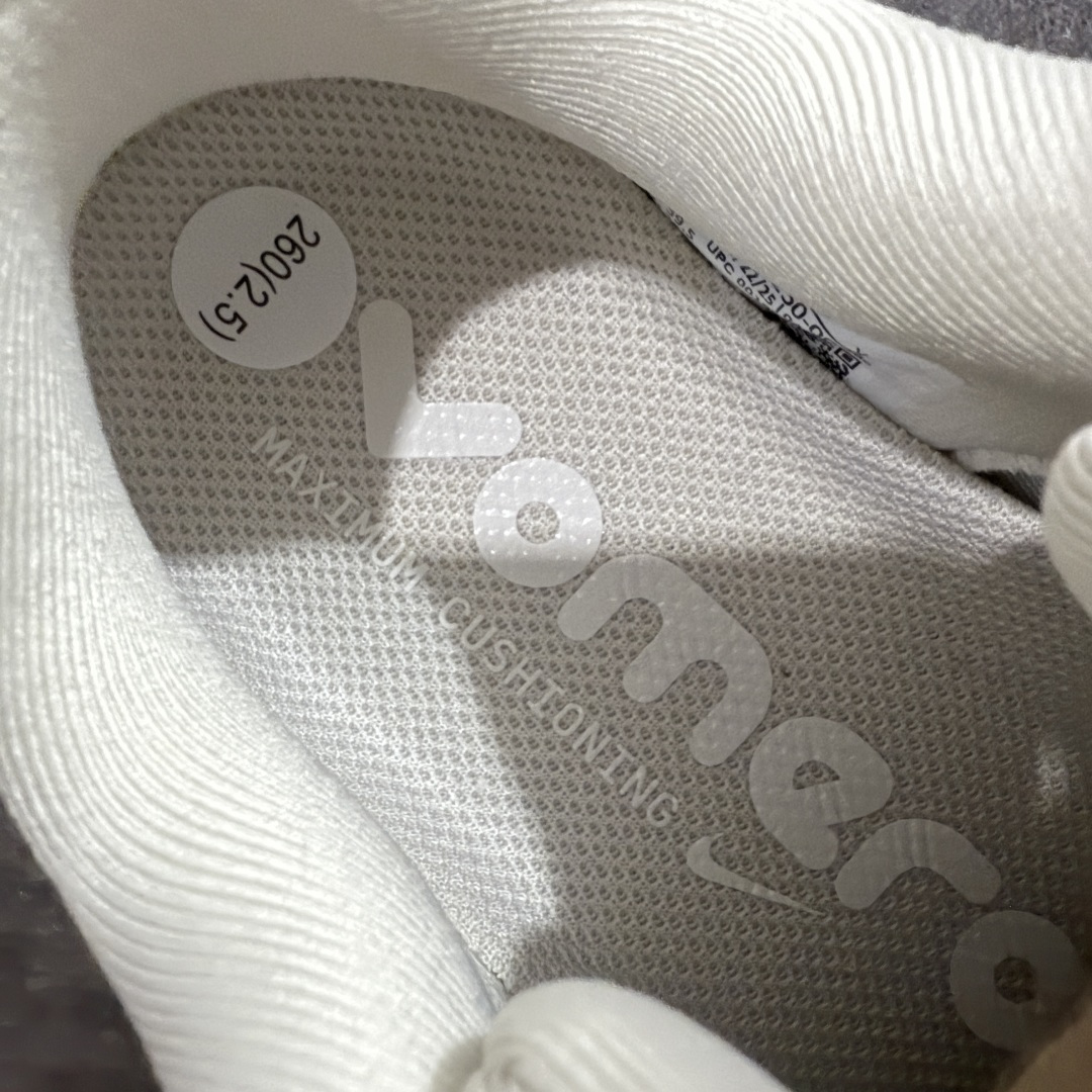 图片[7]-【XE纯原版】Nike Air Zoom Vomero Plus 全新科技运动跑鞋 HV8150-001    目前市场最强品质 原版购入开发 鞋面采用硅胶发泡立体印刷 临界ZOOM X泡棉超软弹大底 区别市场一体底 超高质检清洁度 一切材质配件均与原版一致 原楦原纸板开发 匹配原版98%以上 完美弧度版型 原厂鞋标 立体反光鞋盒标 鞋盒防撞海绵 高端玩家必推版本 高价零售必推版本 欢迎对比市面任意版本‼️ 这双鞋简直是时尚与科技的完美融合。 经典黑色鞋面，质感爆棚，搭配超亮眼的银色大勾子，瞬间成为街头焦点。不仅颜值在线，缓震性能更是一绝 不管是日常出街还是慢跑锻炼，都能给双脚极致舒适体验。  码数超全，39- 46 码任你选！别犹豫啦，穿上它，轻松走出潮流范，开启你的时尚运动新旅程！ 码段：39-46-选品中心