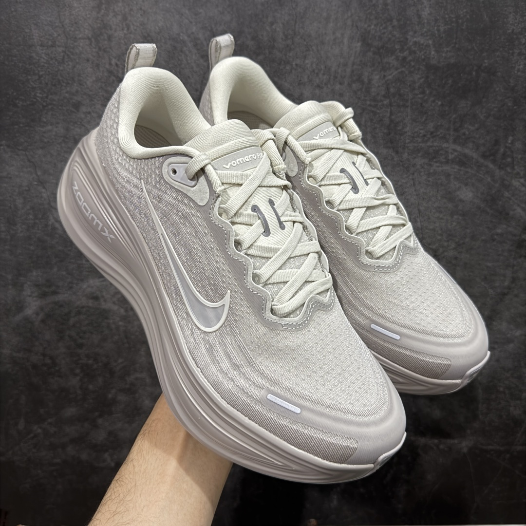 【XE纯原版】Nike Air Zoom Vomero Plus 全新科技运动跑鞋 HV8150-001    目前市场最强品质 原版购入开发 鞋面采用硅胶发泡立体印刷 临界ZOOM X泡棉超软弹大底 区别市场一体底 超高质检清洁度 一切材质配件均与原版一致 原楦原纸板开发 匹配原版98%以上 完美弧度版型 原厂鞋标 立体反光鞋盒标 鞋盒防撞海绵 高端玩家必推版本 高价零售必推版本 欢迎对比市面任意版本‼️ 这双鞋简直是时尚与科技的完美融合。 经典黑色鞋面，质感爆棚，搭配超亮眼的银色大勾子，瞬间成为街头焦点。不仅颜值在线，缓震性能更是一绝 不管是日常出街还是慢跑锻炼，都能给双脚极致舒适体验。  码数超全，39- 46 码任你选！别犹豫啦，穿上它，轻松走出潮流范，开启你的时尚运动新旅程！ 码段：39-46-选品中心