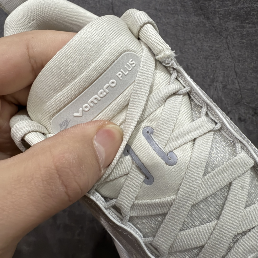 图片[6]-【XE纯原版】Nike Air Zoom Vomero Plus 全新科技运动跑鞋 HV8150-001    目前市场最强品质 原版购入开发 鞋面采用硅胶发泡立体印刷 临界ZOOM X泡棉超软弹大底 区别市场一体底 超高质检清洁度 一切材质配件均与原版一致 原楦原纸板开发 匹配原版98%以上 完美弧度版型 原厂鞋标 立体反光鞋盒标 鞋盒防撞海绵 高端玩家必推版本 高价零售必推版本 欢迎对比市面任意版本‼️ 这双鞋简直是时尚与科技的完美融合。 经典黑色鞋面，质感爆棚，搭配超亮眼的银色大勾子，瞬间成为街头焦点。不仅颜值在线，缓震性能更是一绝 不管是日常出街还是慢跑锻炼，都能给双脚极致舒适体验。  码数超全，39- 46 码任你选！别犹豫啦，穿上它，轻松走出潮流范，开启你的时尚运动新旅程！ 码段：39-46-选品中心