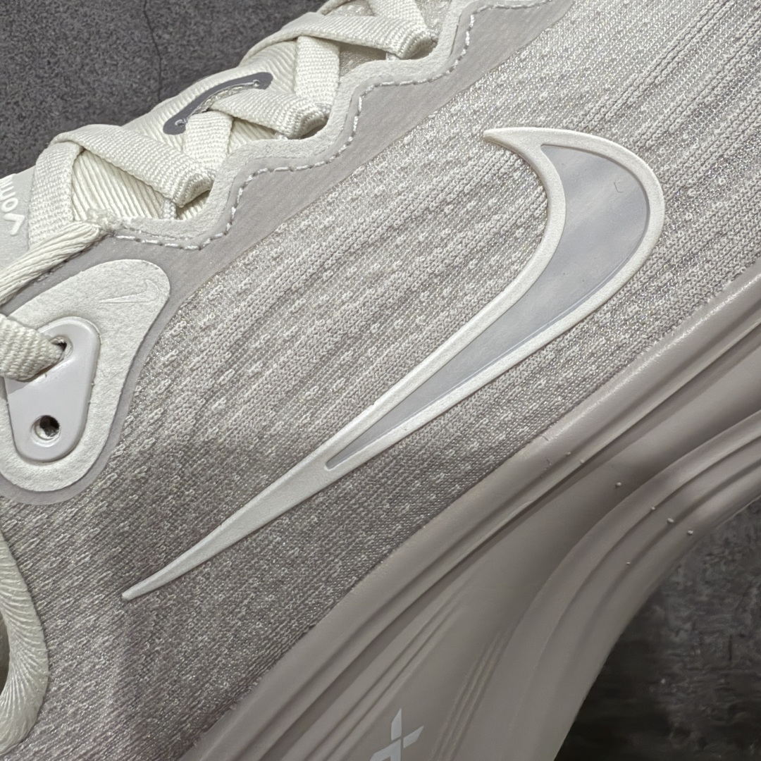 图片[4]-【XE纯原版】Nike Air Zoom Vomero Plus 全新科技运动跑鞋 HV8150-001    目前市场最强品质 原版购入开发 鞋面采用硅胶发泡立体印刷 临界ZOOM X泡棉超软弹大底 区别市场一体底 超高质检清洁度 一切材质配件均与原版一致 原楦原纸板开发 匹配原版98%以上 完美弧度版型 原厂鞋标 立体反光鞋盒标 鞋盒防撞海绵 高端玩家必推版本 高价零售必推版本 欢迎对比市面任意版本‼️ 这双鞋简直是时尚与科技的完美融合。 经典黑色鞋面，质感爆棚，搭配超亮眼的银色大勾子，瞬间成为街头焦点。不仅颜值在线，缓震性能更是一绝 不管是日常出街还是慢跑锻炼，都能给双脚极致舒适体验。  码数超全，39- 46 码任你选！别犹豫啦，穿上它，轻松走出潮流范，开启你的时尚运动新旅程！ 码段：39-46-选品中心