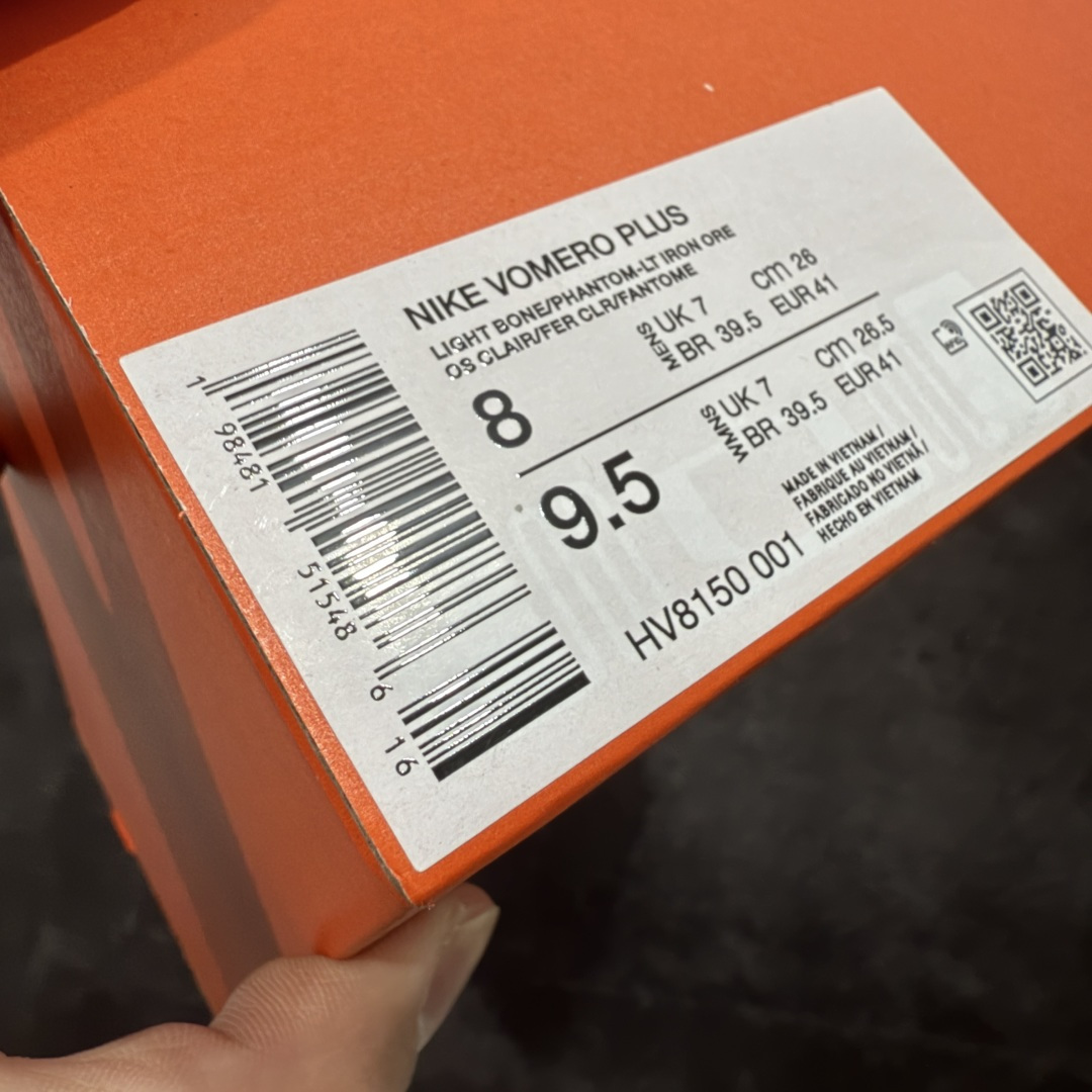 图片[9]-【XE纯原版】Nike Air Zoom Vomero Plus 全新科技运动跑鞋 HV8150-001    目前市场最强品质 原版购入开发 鞋面采用硅胶发泡立体印刷 临界ZOOM X泡棉超软弹大底 区别市场一体底 超高质检清洁度 一切材质配件均与原版一致 原楦原纸板开发 匹配原版98%以上 完美弧度版型 原厂鞋标 立体反光鞋盒标 鞋盒防撞海绵 高端玩家必推版本 高价零售必推版本 欢迎对比市面任意版本‼️ 这双鞋简直是时尚与科技的完美融合。 经典黑色鞋面，质感爆棚，搭配超亮眼的银色大勾子，瞬间成为街头焦点。不仅颜值在线，缓震性能更是一绝 不管是日常出街还是慢跑锻炼，都能给双脚极致舒适体验。  码数超全，39- 46 码任你选！别犹豫啦，穿上它，轻松走出潮流范，开启你的时尚运动新旅程！ 码段：39-46-选品中心