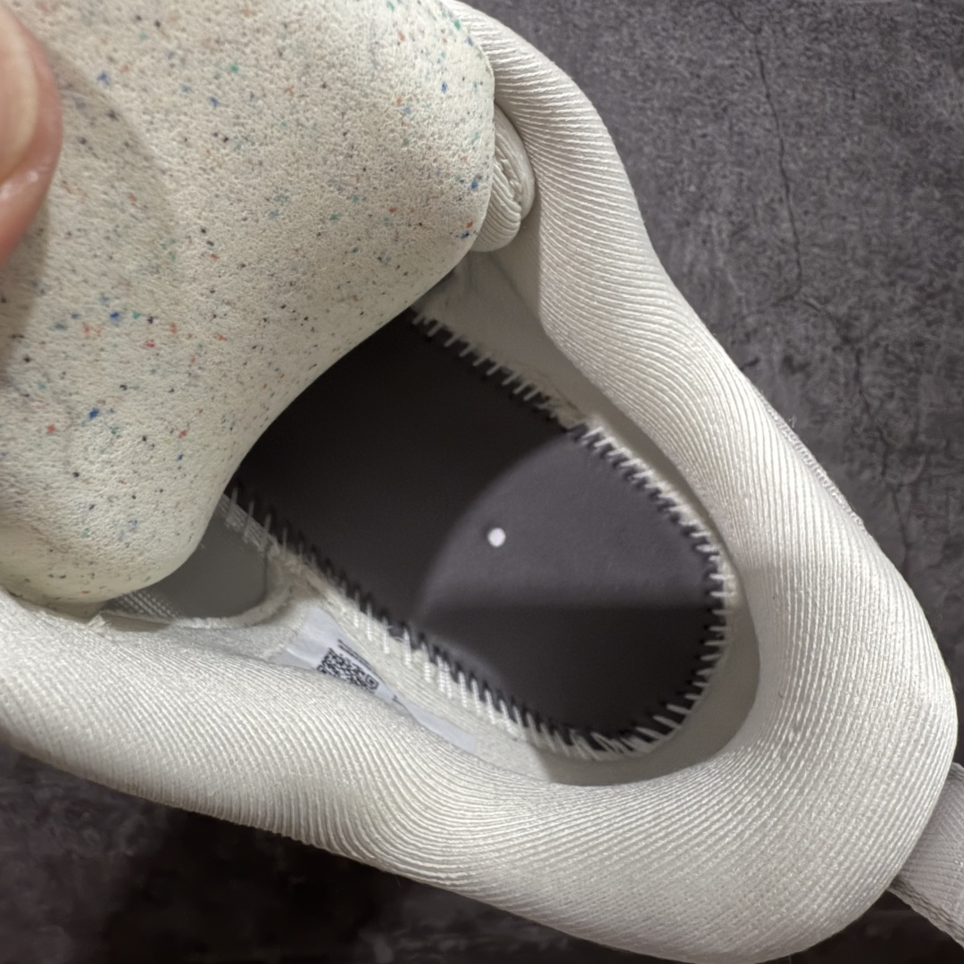 图片[8]-【XE纯原版】Nike Air Zoom Vomero Plus 全新科技运动跑鞋 HV8150-001    目前市场最强品质 原版购入开发 鞋面采用硅胶发泡立体印刷 临界ZOOM X泡棉超软弹大底 区别市场一体底 超高质检清洁度 一切材质配件均与原版一致 原楦原纸板开发 匹配原版98%以上 完美弧度版型 原厂鞋标 立体反光鞋盒标 鞋盒防撞海绵 高端玩家必推版本 高价零售必推版本 欢迎对比市面任意版本‼️ 这双鞋简直是时尚与科技的完美融合。 经典黑色鞋面，质感爆棚，搭配超亮眼的银色大勾子，瞬间成为街头焦点。不仅颜值在线，缓震性能更是一绝 不管是日常出街还是慢跑锻炼，都能给双脚极致舒适体验。  码数超全，39- 46 码任你选！别犹豫啦，穿上它，轻松走出潮流范，开启你的时尚运动新旅程！ 码段：39-46-选品中心