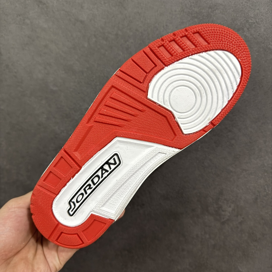 图片[9]-福利特价【GQ福利】Air Jordan Legacy AJ312 复古篮球鞋 市场最强独一档产物 全套原纸板楦头开发 原厂大底磨具加持立体防滑纹理 原档数据后跟TPU子母扣魔术贴 原装可视Air Sole气垫 原汁原味最完美的312代版型 唯一正确鞋头趴度弧度高度鞋身腰线 进口港宝加持 后跟自然饱满 全鞋荧光划线卡点 追求极致完美 每一双都是工艺品 多重QC质检 超越公司货的品控标准 实实在在的免检产品 鞋身采用了皮革材质打造 横跨鞋面的魔术贴十分吸睛 侧面的Swoosh Logo的一部分被鞋面遮挡了一部分 颇具玩味 魔术贴上标有NK标识 而鞋舌上是Jordan的经典红色飞翼Logo 后跟和鞋底均采用了AJ3的设计 后跟上同样也使用了经典的爆裂纹图案 货号：DV9127-101 尺码：36 36.5 37.5 38 38.5 39 40 40.5 41 42 42.5 43 44 44.5 45-选品中心