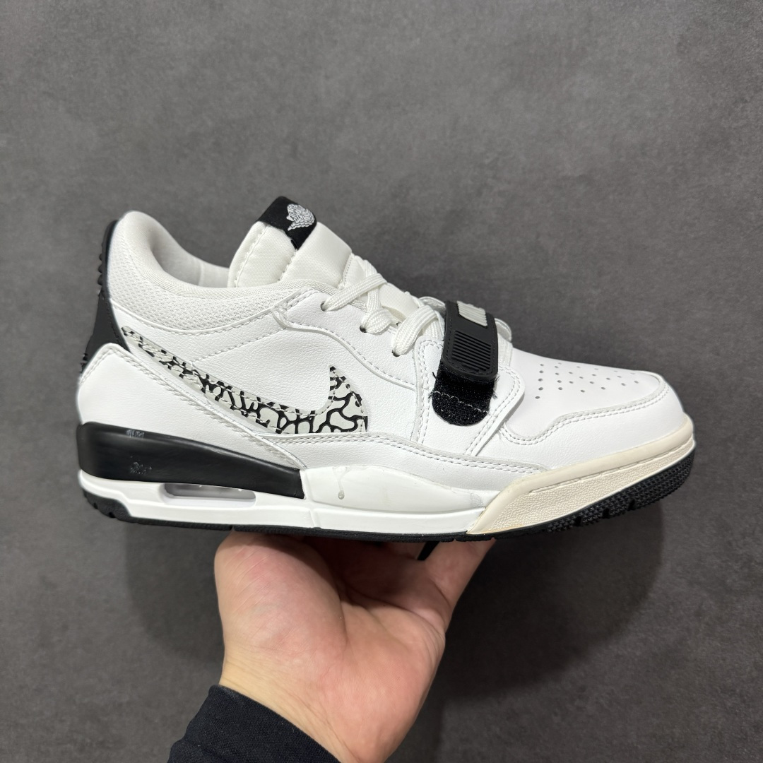 福利特价【GQ福利】Air Jordan Legacy AJ312 复古篮球鞋 市场最强独一档产物 全套原纸板楦头开发 原厂大底磨具加持立体防滑纹理 原档数据后跟TPU子母扣魔术贴 原装可视Air Sole气垫 原汁原味最完美的312代版型 唯一正确鞋头趴度弧度高度鞋身腰线 进口港宝加持 后跟自然饱满 全鞋荧光划线卡点 追求极致完美 每一双都是工艺品 多重QC质检 超越公司货的品控标准 实实在在的免检产品 鞋身采用了皮革材质打造 横跨鞋面的魔术贴十分吸睛 侧面的Swoosh Logo的一部分被鞋面遮挡了一部分 颇具玩味 魔术贴上标有NK标识 而鞋舌上是Jordan的经典红色飞翼Logo 后跟和鞋底均采用了AJ3的设计 后跟上同样也使用了经典的爆裂纹图案 货号：DV9127-101 尺码：36 36.5 37.5 38 38.5 39 40 40.5 41 42 42.5 43 44 44.5 45-选品中心