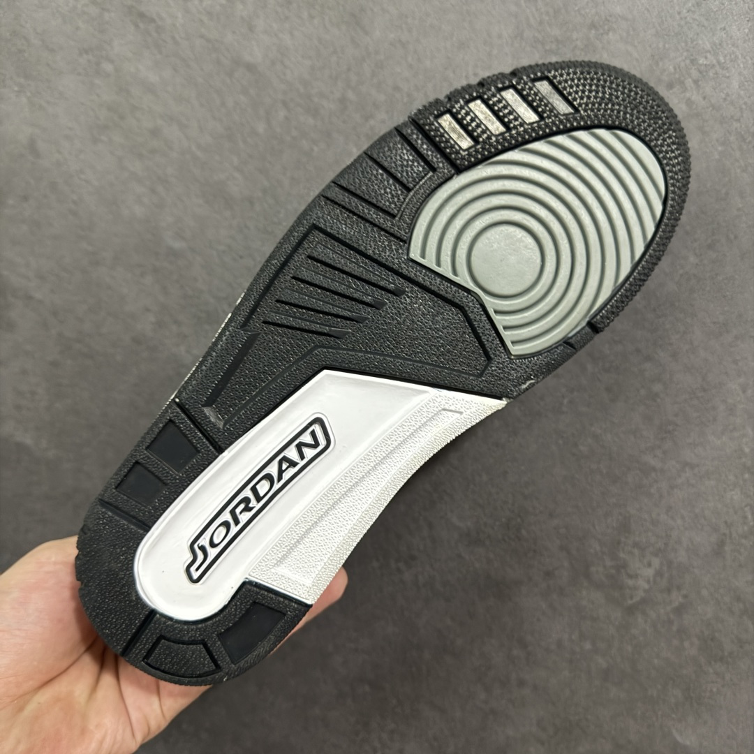 图片[9]-福利特价【GQ福利】Air Jordan Legacy AJ312 复古篮球鞋 市场最强独一档产物 全套原纸板楦头开发 原厂大底磨具加持立体防滑纹理 原档数据后跟TPU子母扣魔术贴 原装可视Air Sole气垫 原汁原味最完美的312代版型 唯一正确鞋头趴度弧度高度鞋身腰线 进口港宝加持 后跟自然饱满 全鞋荧光划线卡点 追求极致完美 每一双都是工艺品 多重QC质检 超越公司货的品控标准 实实在在的免检产品 鞋身采用了皮革材质打造 横跨鞋面的魔术贴十分吸睛 侧面的Swoosh Logo的一部分被鞋面遮挡了一部分 颇具玩味 魔术贴上标有NK标识 而鞋舌上是Jordan的经典红色飞翼Logo 后跟和鞋底均采用了AJ3的设计 后跟上同样也使用了经典的爆裂纹图案 货号：DV9127-101 尺码：36 36.5 37.5 38 38.5 39 40 40.5 41 42 42.5 43 44 44.5 45-选品中心