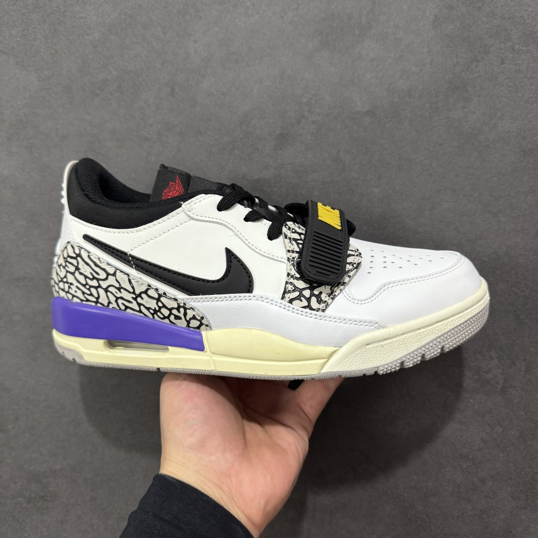 福利特价【GQ福利】Air Jordan Legacy AJ312 复古篮球鞋 市场最强独一档产物 全套原纸板楦头开发 原厂大底磨具加持立体防滑纹理 原档数据后跟TPU子母扣魔术贴 原装可视Air Sole气垫 原汁原味最完美的312代版型 唯一正确鞋头趴度弧度高度鞋身腰线 进口港宝加持 后跟自然饱满 全鞋荧光划线卡点 追求极致完美 每一双都是工艺品 多重QC质检 超越公司货的品控标准 实实在在的免检产品 鞋身采用了皮革材质打造 横跨鞋面的魔术贴十分吸睛 侧面的Swoosh Logo的一部分被鞋面遮挡了一部分 颇具玩味 魔术贴上标有NK标识 而鞋舌上是Jordan的经典红色飞翼Logo 后跟和鞋底均采用了AJ3的设计 后跟上同样也使用了经典的爆裂纹图案 货号：DV9127-101 尺码：36 36.5 37.5 38 38.5 39 40 40.5 41 42 42.5 43 44 44.5 45-选品中心