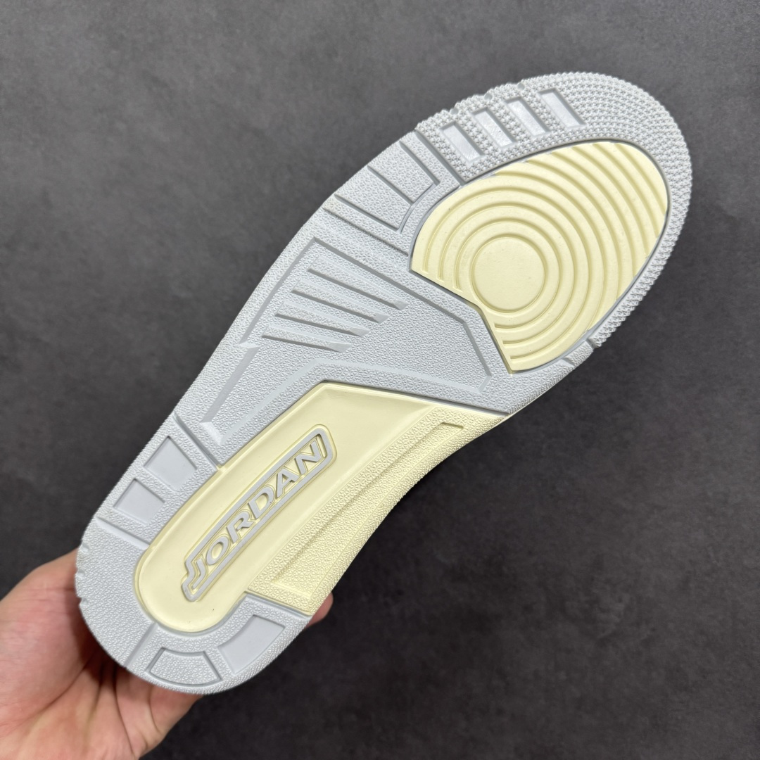 图片[9]-福利特价【GQ福利】Air Jordan Legacy AJ312 复古篮球鞋 市场最强独一档产物 全套原纸板楦头开发 原厂大底磨具加持立体防滑纹理 原档数据后跟TPU子母扣魔术贴 原装可视Air Sole气垫 原汁原味最完美的312代版型 唯一正确鞋头趴度弧度高度鞋身腰线 进口港宝加持 后跟自然饱满 全鞋荧光划线卡点 追求极致完美 每一双都是工艺品 多重QC质检 超越公司货的品控标准 实实在在的免检产品 鞋身采用了皮革材质打造 横跨鞋面的魔术贴十分吸睛 侧面的Swoosh Logo的一部分被鞋面遮挡了一部分 颇具玩味 魔术贴上标有NK标识 而鞋舌上是Jordan的经典红色飞翼Logo 后跟和鞋底均采用了AJ3的设计 后跟上同样也使用了经典的爆裂纹图案 货号：DV9127-101 尺码：36 36.5 37.5 38 38.5 39 40 40.5 41 42 42.5 43 44 44.5 45-选品中心