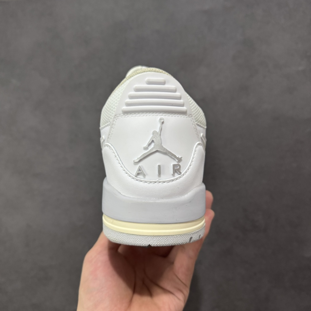图片[4]-福利特价【GQ福利】Air Jordan Legacy AJ312 复古篮球鞋 市场最强独一档产物 全套原纸板楦头开发 原厂大底磨具加持立体防滑纹理 原档数据后跟TPU子母扣魔术贴 原装可视Air Sole气垫 原汁原味最完美的312代版型 唯一正确鞋头趴度弧度高度鞋身腰线 进口港宝加持 后跟自然饱满 全鞋荧光划线卡点 追求极致完美 每一双都是工艺品 多重QC质检 超越公司货的品控标准 实实在在的免检产品 鞋身采用了皮革材质打造 横跨鞋面的魔术贴十分吸睛 侧面的Swoosh Logo的一部分被鞋面遮挡了一部分 颇具玩味 魔术贴上标有NK标识 而鞋舌上是Jordan的经典红色飞翼Logo 后跟和鞋底均采用了AJ3的设计 后跟上同样也使用了经典的爆裂纹图案 货号：DV9127-101 尺码：36 36.5 37.5 38 38.5 39 40 40.5 41 42 42.5 43 44 44.5 45-选品中心