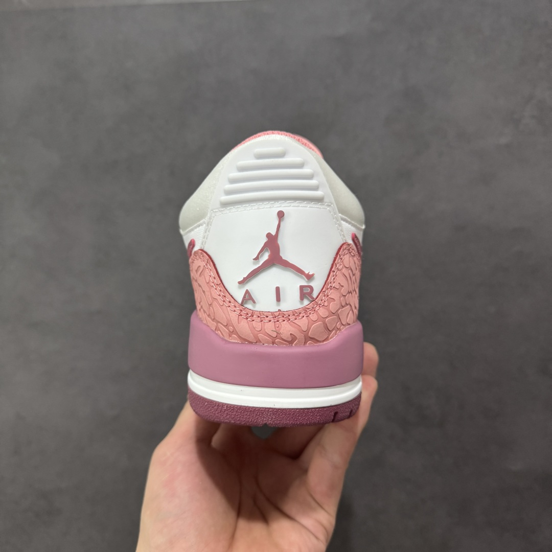 图片[4]-福利特价【GQ福利】Air Jordan Legacy AJ312 复古篮球鞋 市场最强独一档产物 全套原纸板楦头开发 原厂大底磨具加持立体防滑纹理 原档数据后跟TPU子母扣魔术贴 原装可视Air Sole气垫 原汁原味最完美的312代版型 唯一正确鞋头趴度弧度高度鞋身腰线 进口港宝加持 后跟自然饱满 全鞋荧光划线卡点 追求极致完美 每一双都是工艺品 多重QC质检 超越公司货的品控标准 实实在在的免检产品 鞋身采用了皮革材质打造 横跨鞋面的魔术贴十分吸睛 侧面的Swoosh Logo的一部分被鞋面遮挡了一部分 颇具玩味 魔术贴上标有NK标识 而鞋舌上是Jordan的经典红色飞翼Logo 后跟和鞋底均采用了AJ3的设计 后跟上同样也使用了经典的爆裂纹图案 货号：DV9127-101 尺码：36 36.5 37.5 38 38.5 39 40 40.5 41 42 42.5 43 44 44.5 45-选品中心