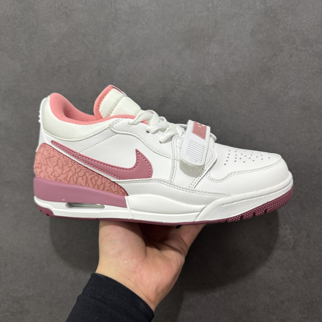 福利特价【GQ福利】Air Jordan Legacy AJ312 复古篮球鞋 市场最强独一档产物 全套原纸板楦头开发 原厂大底磨具加持立体防滑纹理 原档数据后跟TPU子母扣魔术贴 原装可视Air Sole气垫 原汁原味最完美的312代版型 唯一正确鞋头趴度弧度高度鞋身腰线 进口港宝加持 后跟自然饱满 全鞋荧光划线卡点 追求极致完美 每一双都是工艺品 多重QC质检 超越公司货的品控标准 实实在在的免检产品 鞋身采用了皮革材质打造 横跨鞋面的魔术贴十分吸睛 侧面的Swoosh Logo的一部分被鞋面遮挡了一部分 颇具玩味 魔术贴上标有NK标识 而鞋舌上是Jordan的经典红色飞翼Logo 后跟和鞋底均采用了AJ3的设计 后跟上同样也使用了经典的爆裂纹图案 货号：DV9127-101 尺码：36 36.5 37.5 38 38.5 39 40 40.5 41 42 42.5 43 44 44.5 45-选品中心