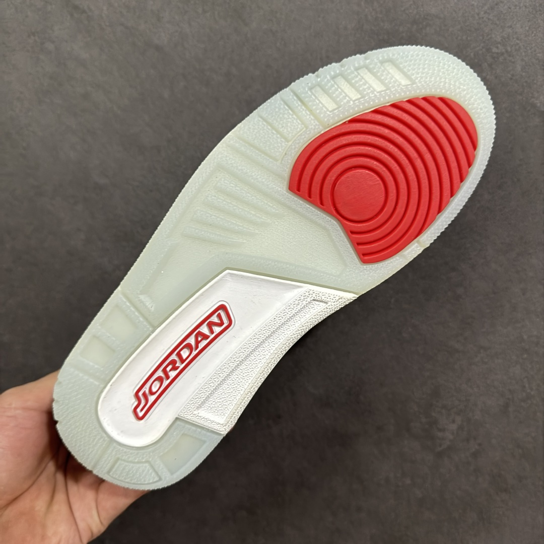 图片[9]-福利特价【GQ福利】Air Jordan Legacy AJ312 复古篮球鞋 市场最强独一档产物 全套原纸板楦头开发 原厂大底磨具加持立体防滑纹理 原档数据后跟TPU子母扣魔术贴 原装可视Air Sole气垫 原汁原味最完美的312代版型 唯一正确鞋头趴度弧度高度鞋身腰线 进口港宝加持 后跟自然饱满 全鞋荧光划线卡点 追求极致完美 每一双都是工艺品 多重QC质检 超越公司货的品控标准 实实在在的免检产品 鞋身采用了皮革材质打造 横跨鞋面的魔术贴十分吸睛 侧面的Swoosh Logo的一部分被鞋面遮挡了一部分 颇具玩味 魔术贴上标有NK标识 而鞋舌上是Jordan的经典红色飞翼Logo 后跟和鞋底均采用了AJ3的设计 后跟上同样也使用了经典的爆裂纹图案 货号：DV9127-101 尺码：36 36.5 37.5 38 38.5 39 40 40.5 41 42 42.5 43 44 44.5 45-选品中心