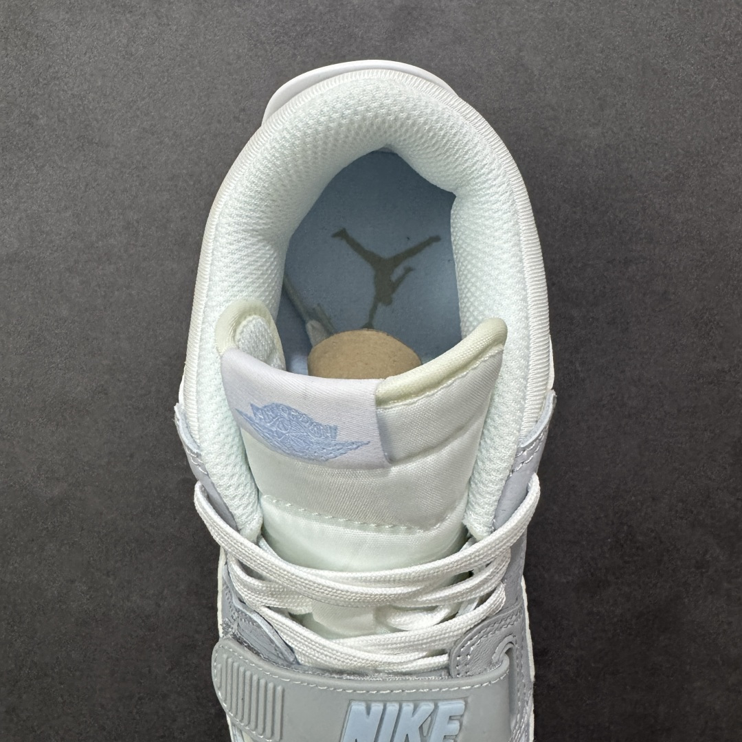图片[7]-福利特价【GQ福利】Air Jordan Legacy AJ312 复古篮球鞋 市场最强独一档产物 全套原纸板楦头开发 原厂大底磨具加持立体防滑纹理 原档数据后跟TPU子母扣魔术贴 原装可视Air Sole气垫 原汁原味最完美的312代版型 唯一正确鞋头趴度弧度高度鞋身腰线 进口港宝加持 后跟自然饱满 全鞋荧光划线卡点 追求极致完美 每一双都是工艺品 多重QC质检 超越公司货的品控标准 实实在在的免检产品 鞋身采用了皮革材质打造 横跨鞋面的魔术贴十分吸睛 侧面的Swoosh Logo的一部分被鞋面遮挡了一部分 颇具玩味 魔术贴上标有NK标识 而鞋舌上是Jordan的经典红色飞翼Logo 后跟和鞋底均采用了AJ3的设计 后跟上同样也使用了经典的爆裂纹图案 货号：DV9127-101 尺码：36 36.5 37.5 38 38.5 39 40 40.5 41 42 42.5 43 44 44.5 45-选品中心