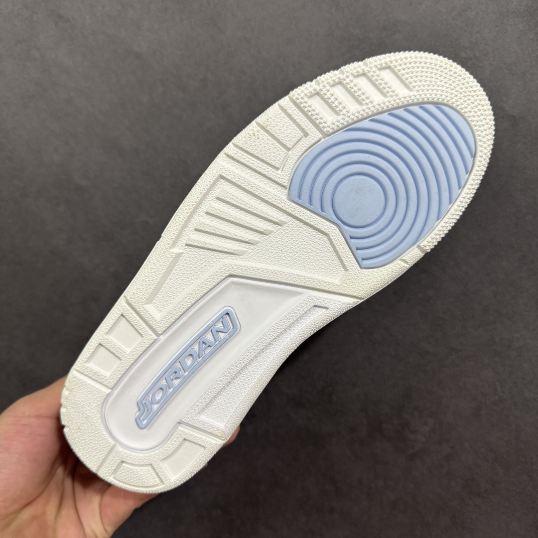 图片[9]-福利特价【GQ福利】Air Jordan Legacy AJ312 复古篮球鞋 市场最强独一档产物 全套原纸板楦头开发 原厂大底磨具加持立体防滑纹理 原档数据后跟TPU子母扣魔术贴 原装可视Air Sole气垫 原汁原味最完美的312代版型 唯一正确鞋头趴度弧度高度鞋身腰线 进口港宝加持 后跟自然饱满 全鞋荧光划线卡点 追求极致完美 每一双都是工艺品 多重QC质检 超越公司货的品控标准 实实在在的免检产品 鞋身采用了皮革材质打造 横跨鞋面的魔术贴十分吸睛 侧面的Swoosh Logo的一部分被鞋面遮挡了一部分 颇具玩味 魔术贴上标有NK标识 而鞋舌上是Jordan的经典红色飞翼Logo 后跟和鞋底均采用了AJ3的设计 后跟上同样也使用了经典的爆裂纹图案 货号：DV9127-101 尺码：36 36.5 37.5 38 38.5 39 40 40.5 41 42 42.5 43 44 44.5 45-选品中心