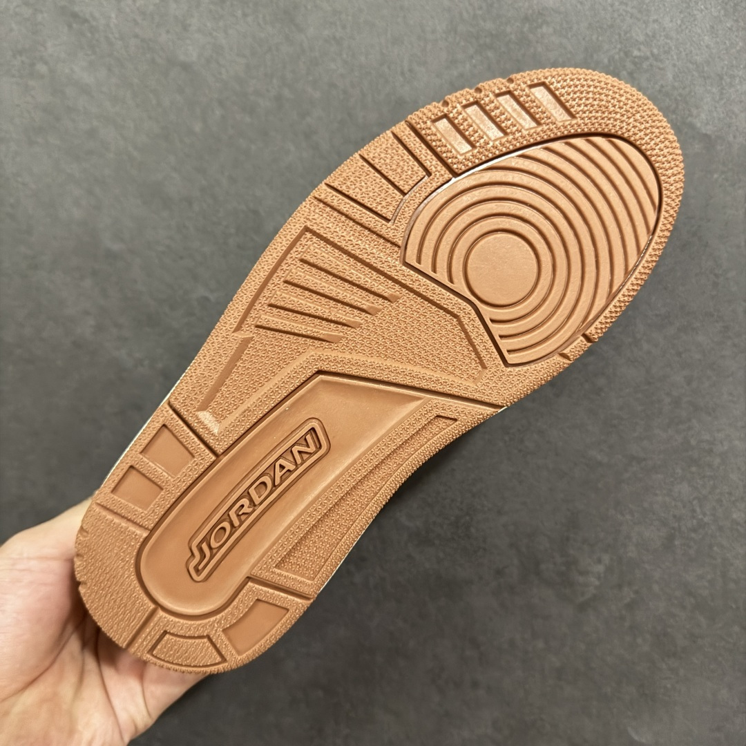 图片[9]-福利特价【GQ福利】Air Jordan Legacy AJ312 复古篮球鞋 市场最强独一档产物 全套原纸板楦头开发 原厂大底磨具加持立体防滑纹理 原档数据后跟TPU子母扣魔术贴 原装可视Air Sole气垫 原汁原味最完美的312代版型 唯一正确鞋头趴度弧度高度鞋身腰线 进口港宝加持 后跟自然饱满 全鞋荧光划线卡点 追求极致完美 每一双都是工艺品 多重QC质检 超越公司货的品控标准 实实在在的免检产品 鞋身采用了皮革材质打造 横跨鞋面的魔术贴十分吸睛 侧面的Swoosh Logo的一部分被鞋面遮挡了一部分 颇具玩味 魔术贴上标有NK标识 而鞋舌上是Jordan的经典红色飞翼Logo 后跟和鞋底均采用了AJ3的设计 后跟上同样也使用了经典的爆裂纹图案 货号：DV9127-101 尺码：36 36.5 37.5 38 38.5 39 40 40.5 41 42 42.5 43 44 44.5 45-选品中心