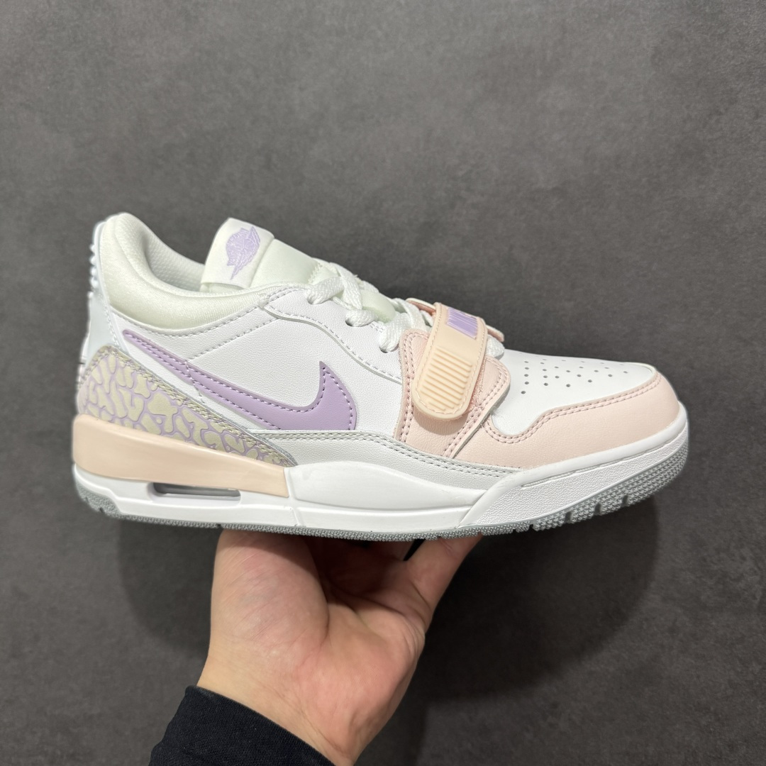 福利特价【GQ福利】Air Jordan Legacy AJ312 复古篮球鞋 市场最强独一档产物 全套原纸板楦头开发 原厂大底磨具加持立体防滑纹理 原档数据后跟TPU子母扣魔术贴 原装可视Air Sole气垫 原汁原味最完美的312代版型 唯一正确鞋头趴度弧度高度鞋身腰线 进口港宝加持 后跟自然饱满 全鞋荧光划线卡点 追求极致完美 每一双都是工艺品 多重QC质检 超越公司货的品控标准 实实在在的免检产品 鞋身采用了皮革材质打造 横跨鞋面的魔术贴十分吸睛 侧面的Swoosh Logo的一部分被鞋面遮挡了一部分 颇具玩味 魔术贴上标有NK标识 而鞋舌上是Jordan的经典红色飞翼Logo 后跟和鞋底均采用了AJ3的设计 后跟上同样也使用了经典的爆裂纹图案 货号：DV9127-101 尺码：36 36.5 37.5 38 38.5 39 40 40.5 41 42 42.5 43 44 44.5 45-选品中心