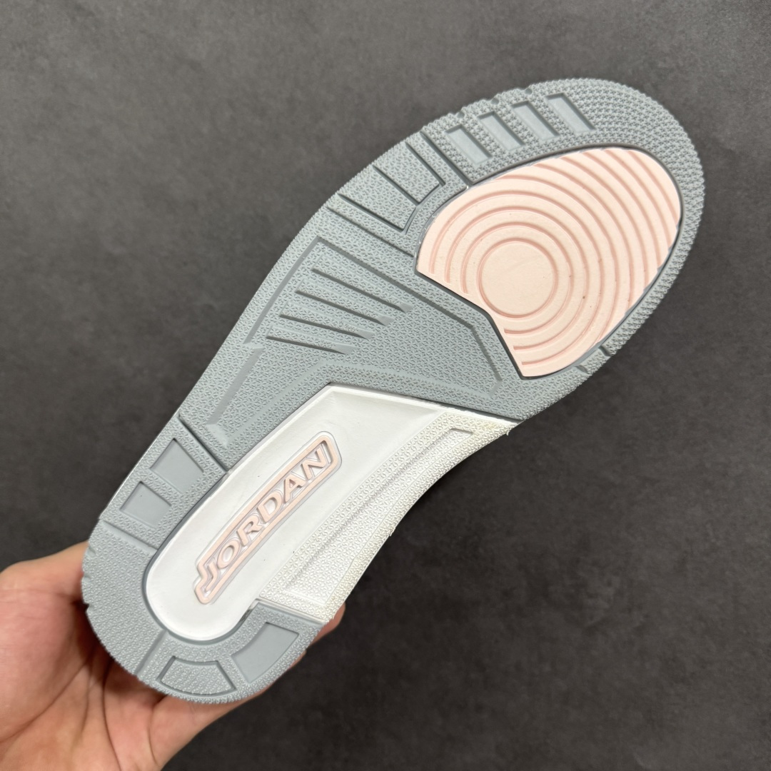 图片[9]-福利特价【GQ福利】Air Jordan Legacy AJ312 复古篮球鞋 市场最强独一档产物 全套原纸板楦头开发 原厂大底磨具加持立体防滑纹理 原档数据后跟TPU子母扣魔术贴 原装可视Air Sole气垫 原汁原味最完美的312代版型 唯一正确鞋头趴度弧度高度鞋身腰线 进口港宝加持 后跟自然饱满 全鞋荧光划线卡点 追求极致完美 每一双都是工艺品 多重QC质检 超越公司货的品控标准 实实在在的免检产品 鞋身采用了皮革材质打造 横跨鞋面的魔术贴十分吸睛 侧面的Swoosh Logo的一部分被鞋面遮挡了一部分 颇具玩味 魔术贴上标有NK标识 而鞋舌上是Jordan的经典红色飞翼Logo 后跟和鞋底均采用了AJ3的设计 后跟上同样也使用了经典的爆裂纹图案 货号：DV9127-101 尺码：36 36.5 37.5 38 38.5 39 40 40.5 41 42 42.5 43 44 44.5 45-选品中心