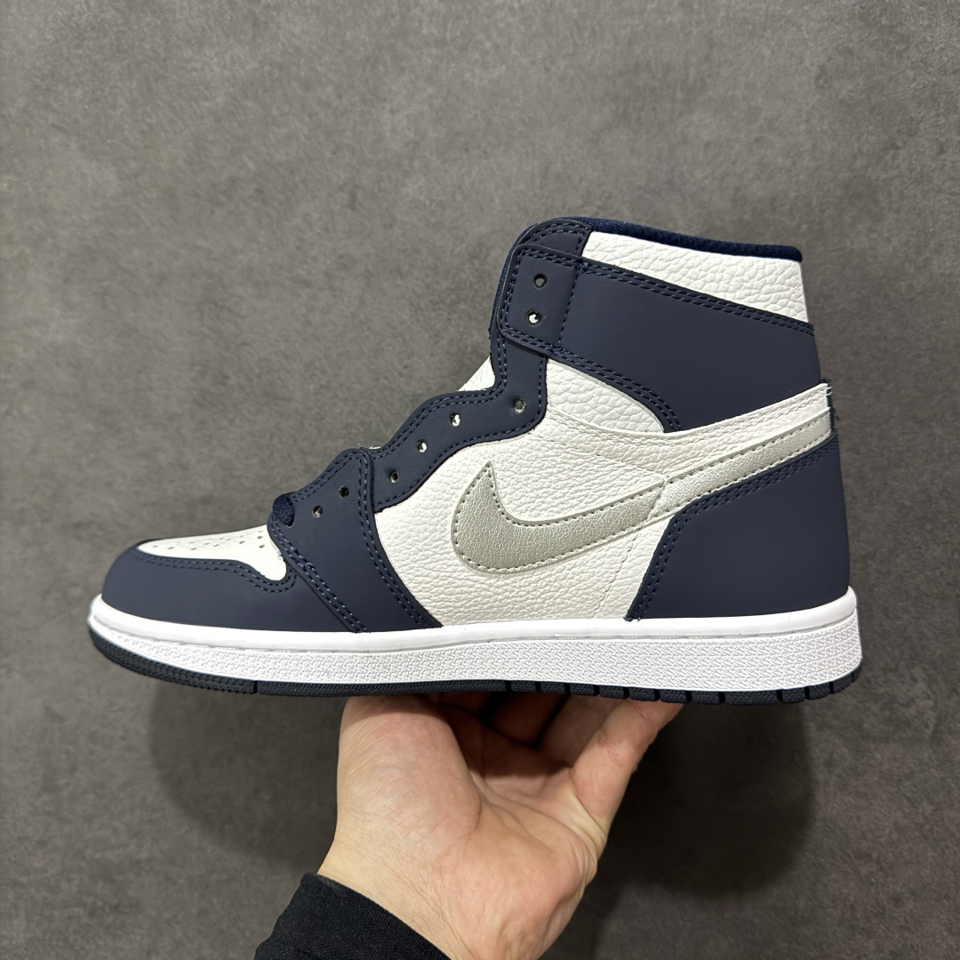 图片[2]-【公司级头层版】Air Jordan 1 High OG 高帮 AJ1 乔丹1代 aj1 乔1 高邦 金人吊牌 乔丹篮球鞋系列DC1788-100 采用正确头层皮组合荔枝纹头层皮革鞋面材质 中底注胶孔及缜密中底拉帮工艺 内置气垫及耐磨橡胶大底 尺码：36-47带半码-选品中心