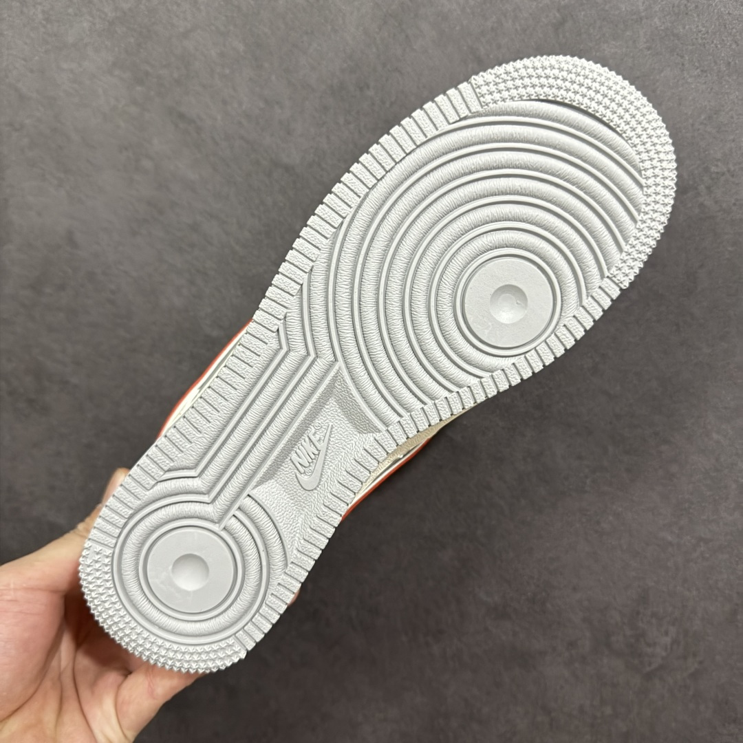 图片[9]-【定制版】NIke Air Force 1 \’07 Low “LV联名-米灰红拼接”空军一号 低帮 运动鞋 休闲鞋 折边针车 工艺难度大 原楦头原纸板 原装鞋盒 定制五金配件 内置全掌气垫 原厂鞋底 货号：JP8028-070 尺码：36 36.5 37.5 38 38.5 39 40 40.5 41 42 42.5 43 44 44.5 45 编码：HXSA310320-选品中心