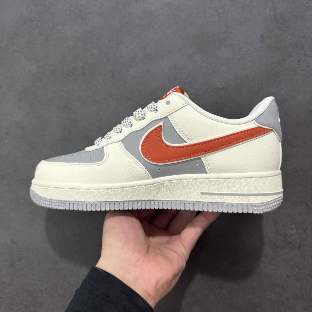 图片[2]-【定制版】NIke Air Force 1 \’07 Low “LV联名-米灰红拼接”空军一号 低帮 运动鞋 休闲鞋 折边针车 工艺难度大 原楦头原纸板 原装鞋盒 定制五金配件 内置全掌气垫 原厂鞋底 货号：JP8028-070 尺码：36 36.5 37.5 38 38.5 39 40 40.5 41 42 42.5 43 44 44.5 45 编码：HXSA310320-选品中心