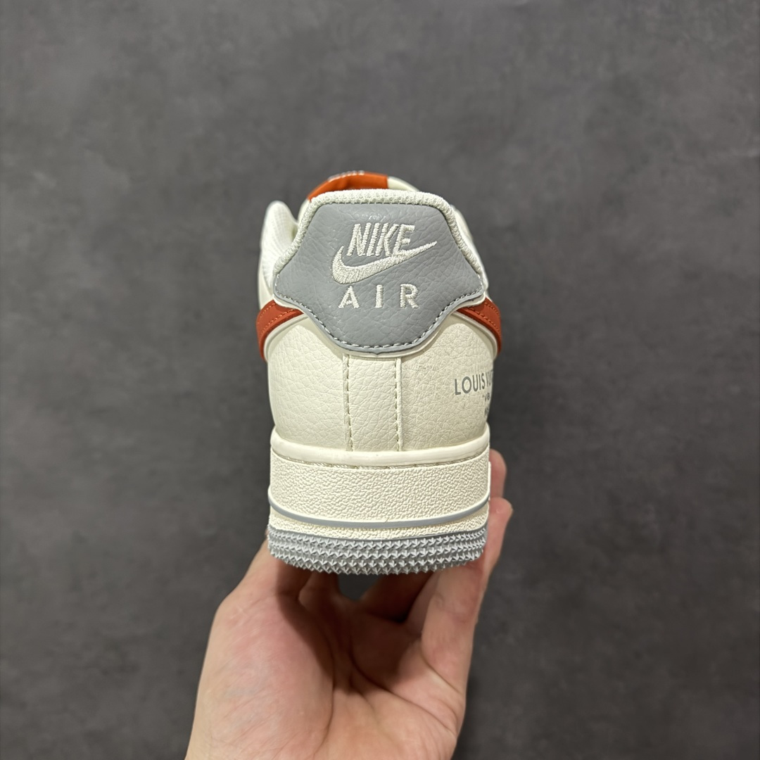 图片[4]-【定制版】NIke Air Force 1 \’07 Low “LV联名-米灰红拼接”空军一号 低帮 运动鞋 休闲鞋 折边针车 工艺难度大 原楦头原纸板 原装鞋盒 定制五金配件 内置全掌气垫 原厂鞋底 货号：JP8028-070 尺码：36 36.5 37.5 38 38.5 39 40 40.5 41 42 42.5 43 44 44.5 45 编码：HXSA310320-选品中心