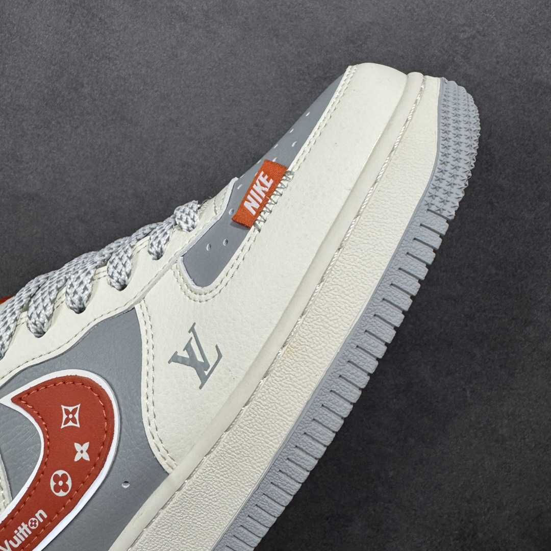 图片[5]-【定制版】NIke Air Force 1 \’07 Low “LV联名-米灰红拼接”空军一号 低帮 运动鞋 休闲鞋 折边针车 工艺难度大 原楦头原纸板 原装鞋盒 定制五金配件 内置全掌气垫 原厂鞋底 货号：JP8028-070 尺码：36 36.5 37.5 38 38.5 39 40 40.5 41 42 42.5 43 44 44.5 45 编码：HXSA310320-选品中心