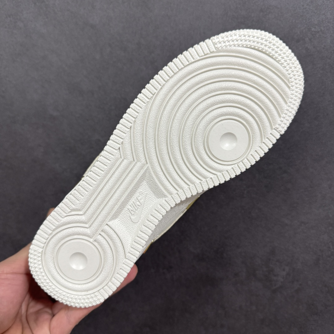 图片[9]-【定制版】“柔粉四勾”订制空军一号板鞋 该定制版球鞋选用原鞋款为Nike Air Force 1\’07空军一号，以淡粉+米白+浅卡其为主色调，搭配金色四钩装饰（金属质感提升精致度），鞋侧还有星星细节；图中毛绒鞋带是玩家后期搭配款，原版为常规白色鞋带。 货号：AB2574-600 尺码：35.5 36 36.5 37.5 38 38.5 39 40 40.5 41 42 编码：HXSA310320-选品中心