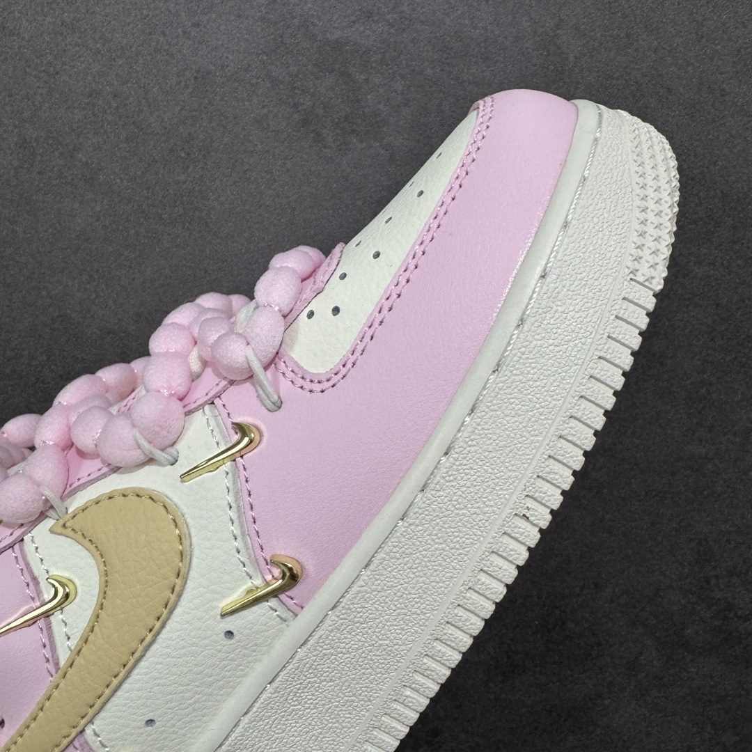 图片[5]-【定制版】“柔粉四勾”订制空军一号板鞋 该定制版球鞋选用原鞋款为Nike Air Force 1\’07空军一号，以淡粉+米白+浅卡其为主色调，搭配金色四钩装饰（金属质感提升精致度），鞋侧还有星星细节；图中毛绒鞋带是玩家后期搭配款，原版为常规白色鞋带。 货号：AB2574-600 尺码：35.5 36 36.5 37.5 38 38.5 39 40 40.5 41 42 编码：HXSA310320-选品中心