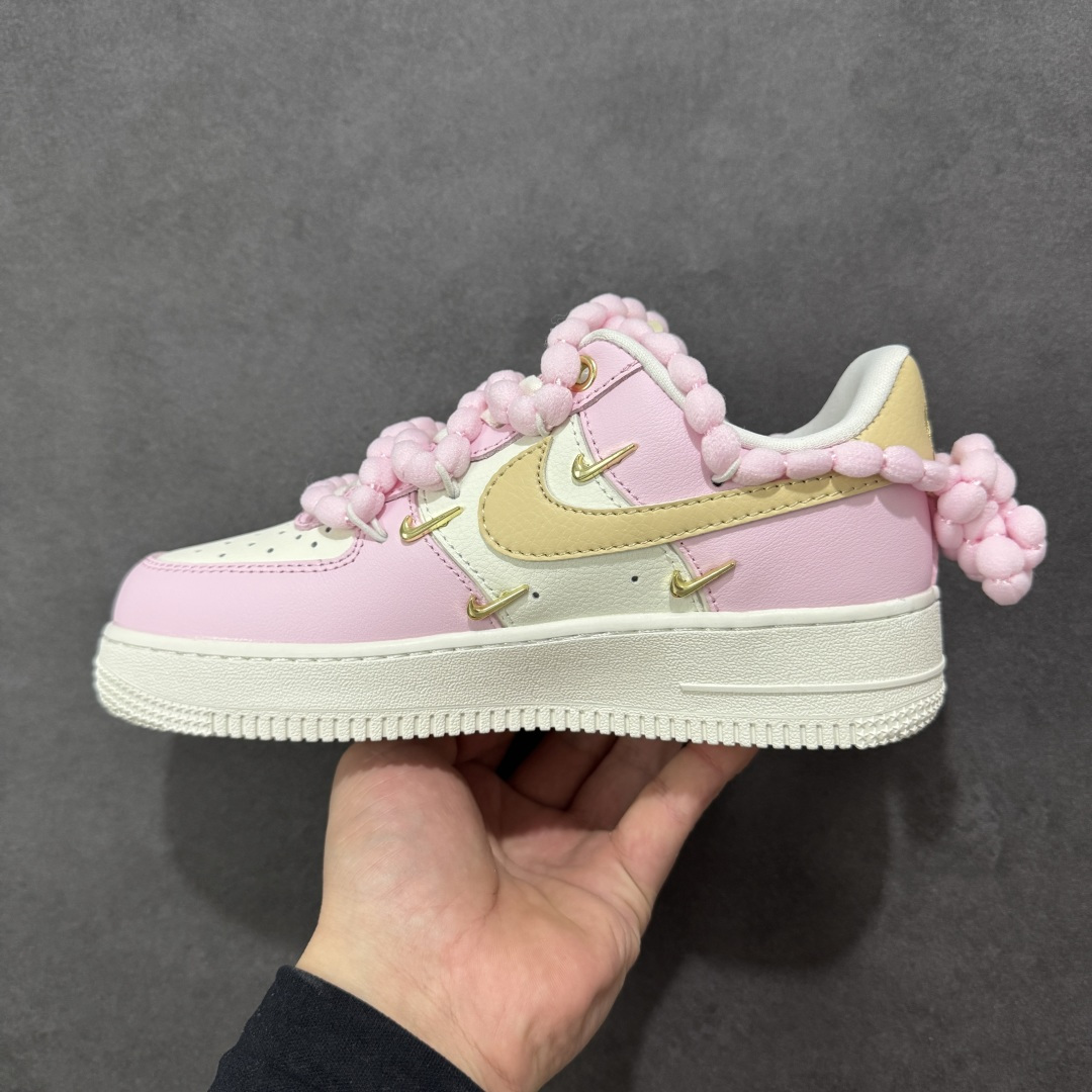 图片[2]-【定制版】“柔粉四勾”订制空军一号板鞋 该定制版球鞋选用原鞋款为Nike Air Force 1\’07空军一号，以淡粉+米白+浅卡其为主色调，搭配金色四钩装饰（金属质感提升精致度），鞋侧还有星星细节；图中毛绒鞋带是玩家后期搭配款，原版为常规白色鞋带。 货号：AB2574-600 尺码：35.5 36 36.5 37.5 38 38.5 39 40 40.5 41 42 编码：HXSA310320-选品中心