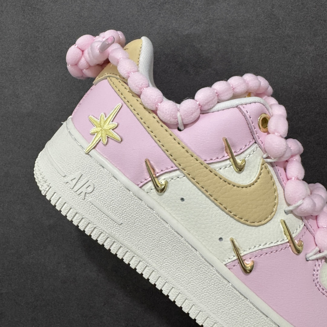 图片[6]-【定制版】“柔粉四勾”订制空军一号板鞋 该定制版球鞋选用原鞋款为Nike Air Force 1\’07空军一号，以淡粉+米白+浅卡其为主色调，搭配金色四钩装饰（金属质感提升精致度），鞋侧还有星星细节；图中毛绒鞋带是玩家后期搭配款，原版为常规白色鞋带。 货号：AB2574-600 尺码：35.5 36 36.5 37.5 38 38.5 39 40 40.5 41 42 编码：HXSA310320-选品中心