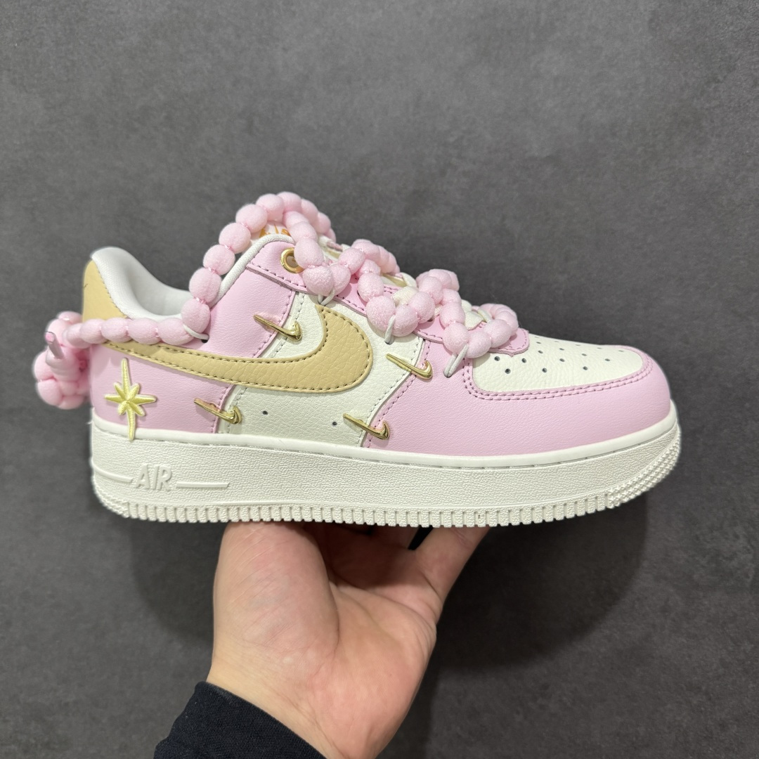 【定制版】“柔粉四勾”订制空军一号板鞋 该定制版球鞋选用原鞋款为Nike Air Force 1\'07空军一号，以淡粉+米白+浅卡其为主色调，搭配金色四钩装饰（金属质感提升精致度），鞋侧还有星星细节；图中毛绒鞋带是玩家后期搭配款，原版为常规白色鞋带。 货号：AB2574-600 尺码：35.5 36 36.5 37.5 38 38.5 39 40 40.5 41 42 编码：HXSA310320-选品中心