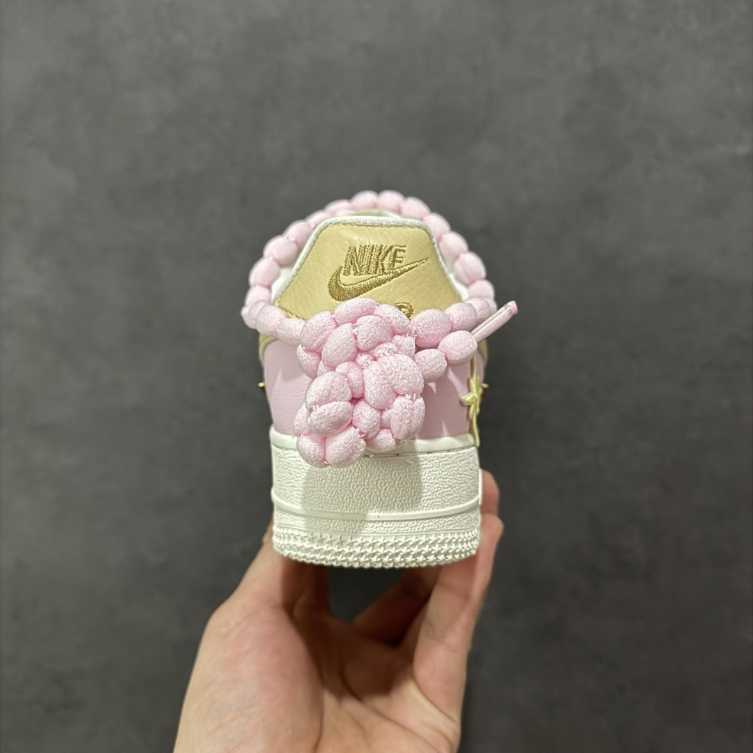 图片[4]-【定制版】“柔粉四勾”订制空军一号板鞋 该定制版球鞋选用原鞋款为Nike Air Force 1\’07空军一号，以淡粉+米白+浅卡其为主色调，搭配金色四钩装饰（金属质感提升精致度），鞋侧还有星星细节；图中毛绒鞋带是玩家后期搭配款，原版为常规白色鞋带。 货号：AB2574-600 尺码：35.5 36 36.5 37.5 38 38.5 39 40 40.5 41 42 编码：HXSA310320-选品中心