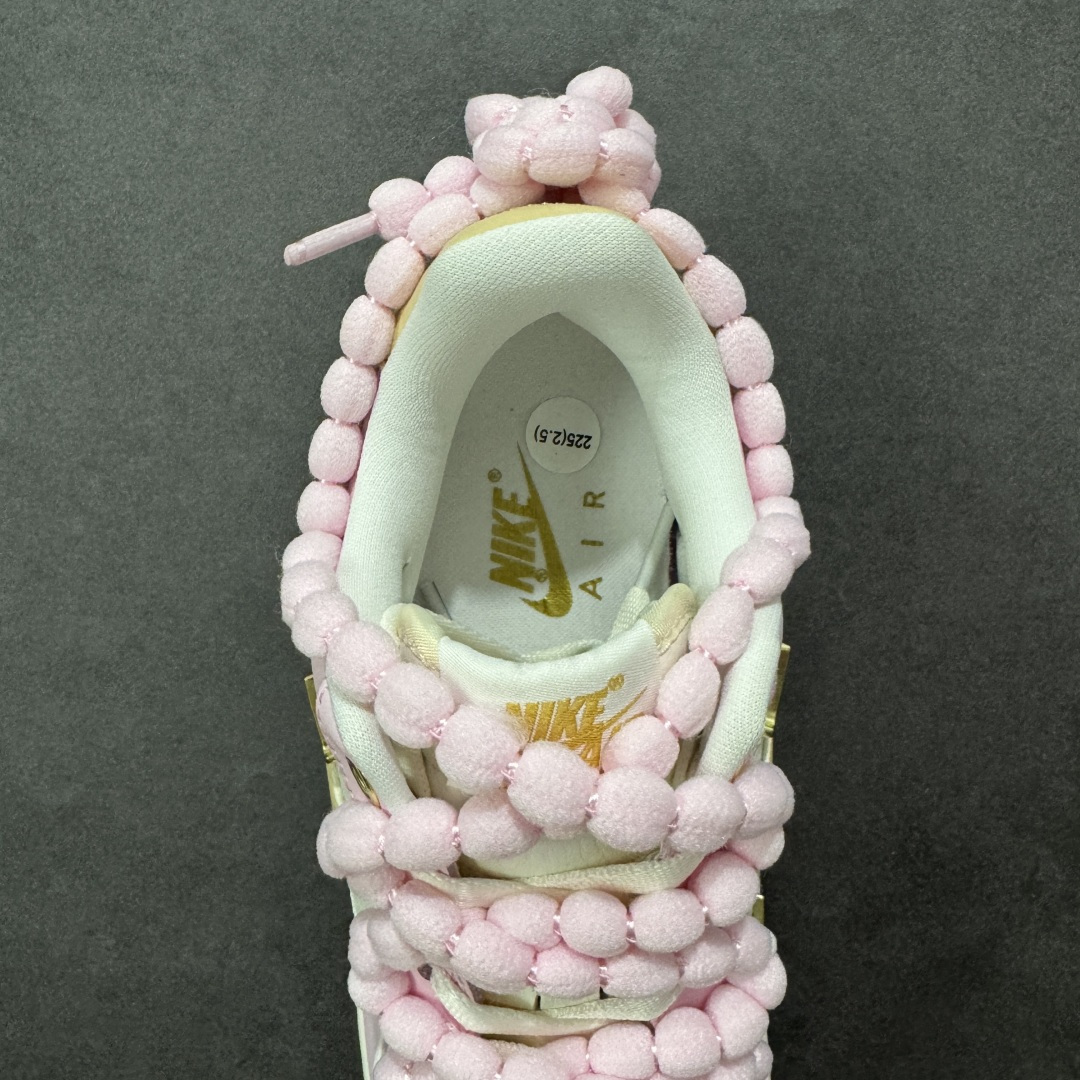 图片[7]-【定制版】“柔粉四勾”订制空军一号板鞋 该定制版球鞋选用原鞋款为Nike Air Force 1\’07空军一号，以淡粉+米白+浅卡其为主色调，搭配金色四钩装饰（金属质感提升精致度），鞋侧还有星星细节；图中毛绒鞋带是玩家后期搭配款，原版为常规白色鞋带。 货号：AB2574-600 尺码：35.5 36 36.5 37.5 38 38.5 39 40 40.5 41 42 编码：HXSA310320-选品中心