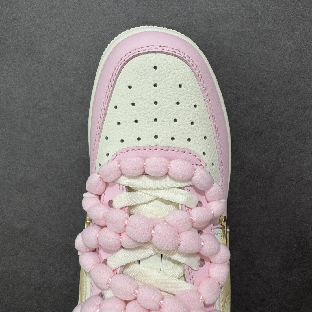 图片[8]-【定制版】“柔粉四勾”订制空军一号板鞋 该定制版球鞋选用原鞋款为Nike Air Force 1\’07空军一号，以淡粉+米白+浅卡其为主色调，搭配金色四钩装饰（金属质感提升精致度），鞋侧还有星星细节；图中毛绒鞋带是玩家后期搭配款，原版为常规白色鞋带。 货号：AB2574-600 尺码：35.5 36 36.5 37.5 38 38.5 39 40 40.5 41 42 编码：HXSA310320-选品中心