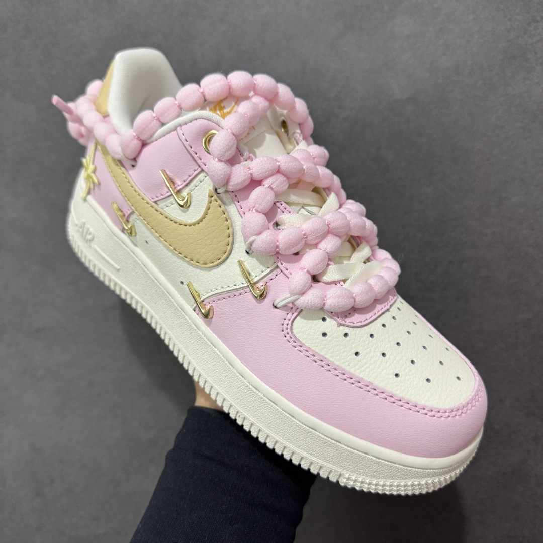 图片[3]-【定制版】“柔粉四勾”订制空军一号板鞋 该定制版球鞋选用原鞋款为Nike Air Force 1\’07空军一号，以淡粉+米白+浅卡其为主色调，搭配金色四钩装饰（金属质感提升精致度），鞋侧还有星星细节；图中毛绒鞋带是玩家后期搭配款，原版为常规白色鞋带。 货号：AB2574-600 尺码：35.5 36 36.5 37.5 38 38.5 39 40 40.5 41 42 编码：HXSA310320-选品中心