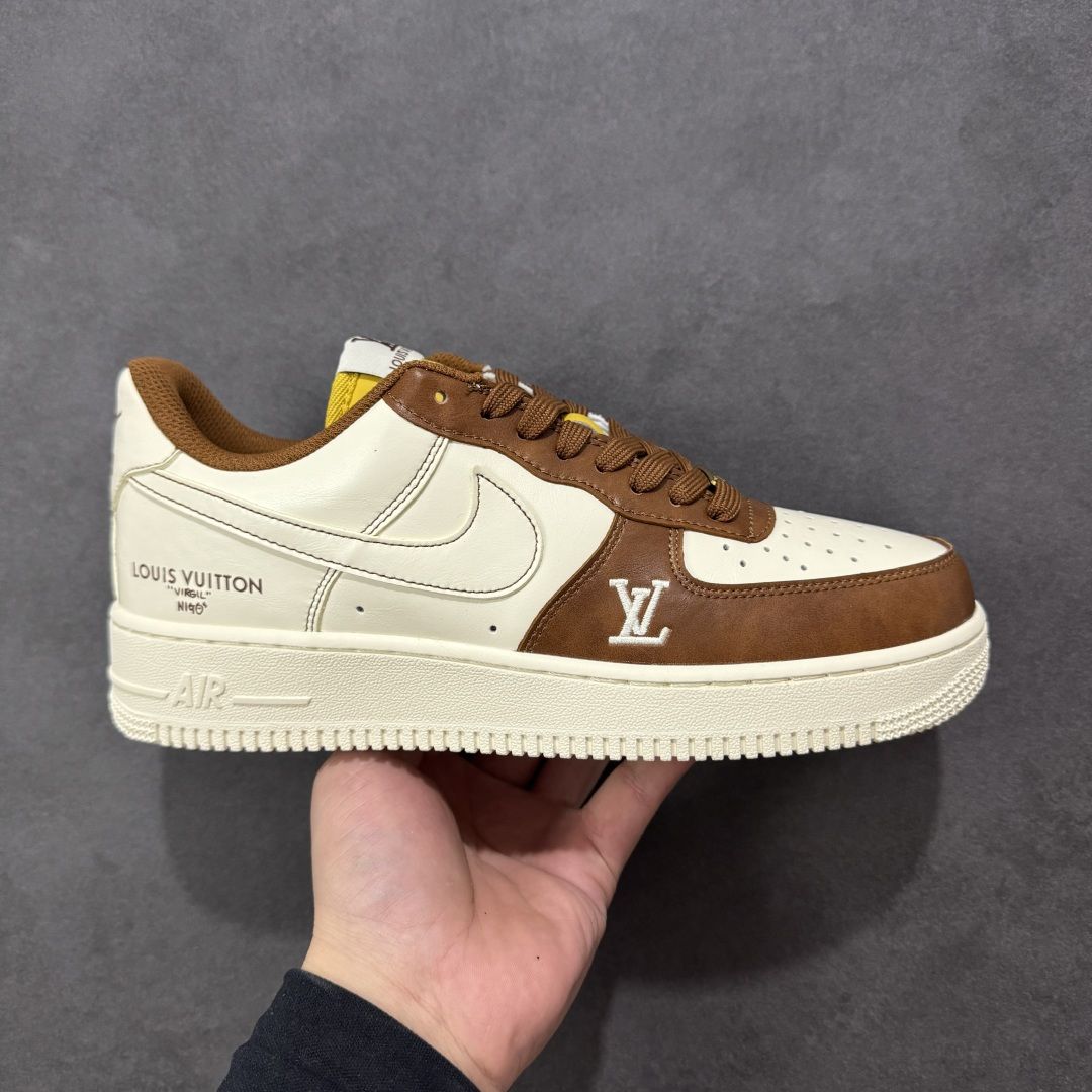 【定制版】NIke Air Force 1 \'07 Low “LV联名--奶白咖棕” 空军一号低帮 运动鞋 休闲鞋 折边针车 工艺难度大 原楦头原纸板 高端定制鞋盒 原厂鞋底 超高清洁度 细节完美 货号：IH1817-800 尺码：36 36.5 37.5 38 38.5 39 40 40.5 41 42 42.5 43 44 44.5 45 编码：HXSB310320-选品中心