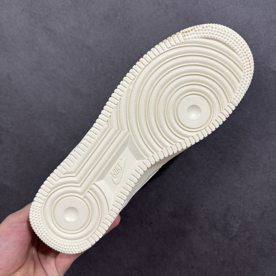 图片[9]-【定制版】NIke Air Force 1 \’07 Low “LV联名–奶白咖棕” 空军一号低帮 运动鞋 休闲鞋 折边针车 工艺难度大 原楦头原纸板 高端定制鞋盒 原厂鞋底 超高清洁度 细节完美 货号：IH1817-800 尺码：36 36.5 37.5 38 38.5 39 40 40.5 41 42 42.5 43 44 44.5 45 编码：HXSB310320-选品中心