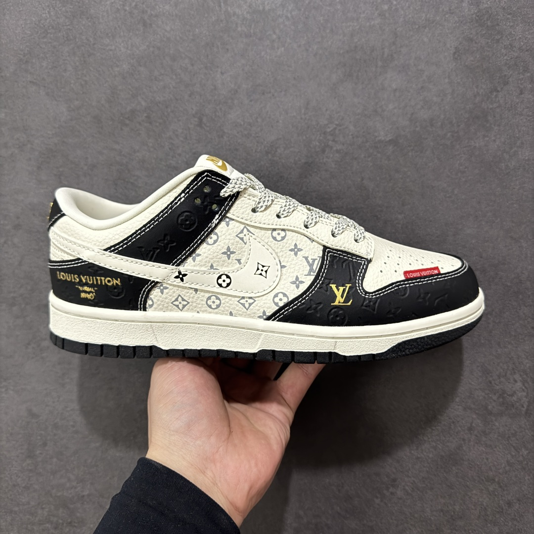 【定制版】Nike SB Dunk Low“ LV联名—米黑金标” 周年高端定制 低帮休闲板鞋 定制鞋盒 大厂纯原品质出货 超高清洁度 皮料切割干净无任何毛边 细节完美 货号：MN1688-106 尺码： 36 36.5 37.5 38 38.5 39 40 40.5 41 42 42.5 43 44 44.5 45-选品中心