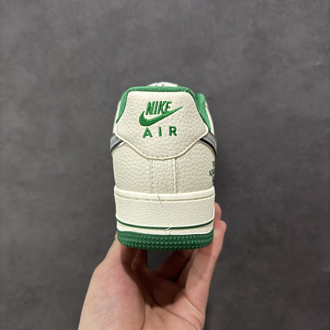 图片[4]-【定制版】The North Face联名 Air Force 1 Low 来袭，户外与街头的潮范碰撞Nike Air Force 1 Low携手The North Face打破风格边界，将户外机能风与街头潮流感揉碎重组！奶白皮革鞋身清爽干净，祖母绿拼接色块如旷野森林般鲜活，瞬间点亮视觉；金属质感的Swoosh叠印TNF标识，鞋侧THE NORTH FACE字母标+同品牌金属挂坠，把联名身份刻满细节，户外品牌的硬核基因与AF1的经典轮廓完美契合。经典低帮空军一号鞋型依旧是穿搭万金油，不管是搭配户外工装裤打造山系造型，还是配休闲卫衣走街头风，这双鞋都能无缝适配。户外机能与潮流经典的跨界联动，让脚下风格既有山野的自由，又有街头的随性，潮人出街的吸睛利器非它莫属！ 货号：DF0188-113 尺码：36-45带半码 编码：HXSA310320-选品中心