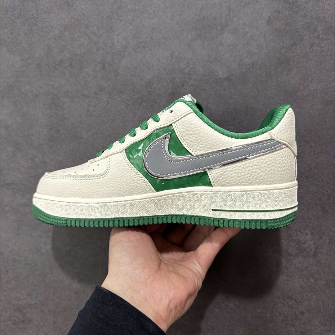 图片[2]-【定制版】The North Face联名 Air Force 1 Low 来袭，户外与街头的潮范碰撞Nike Air Force 1 Low携手The North Face打破风格边界，将户外机能风与街头潮流感揉碎重组！奶白皮革鞋身清爽干净，祖母绿拼接色块如旷野森林般鲜活，瞬间点亮视觉；金属质感的Swoosh叠印TNF标识，鞋侧THE NORTH FACE字母标+同品牌金属挂坠，把联名身份刻满细节，户外品牌的硬核基因与AF1的经典轮廓完美契合。经典低帮空军一号鞋型依旧是穿搭万金油，不管是搭配户外工装裤打造山系造型，还是配休闲卫衣走街头风，这双鞋都能无缝适配。户外机能与潮流经典的跨界联动，让脚下风格既有山野的自由，又有街头的随性，潮人出街的吸睛利器非它莫属！ 货号：DF0188-113 尺码：36-45带半码 编码：HXSA310320-选品中心