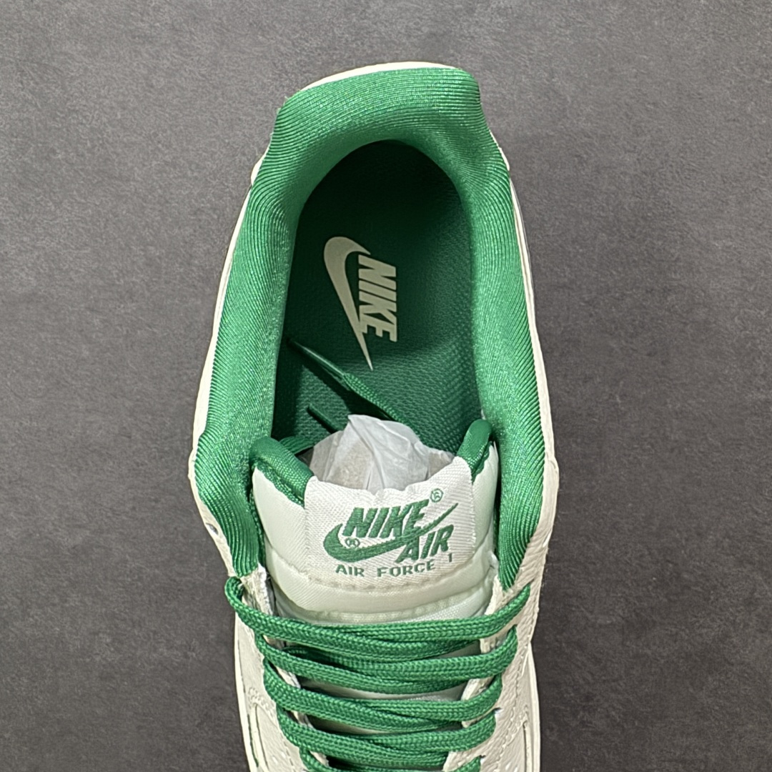 图片[7]-【定制版】The North Face联名 Air Force 1 Low 来袭，户外与街头的潮范碰撞Nike Air Force 1 Low携手The North Face打破风格边界，将户外机能风与街头潮流感揉碎重组！奶白皮革鞋身清爽干净，祖母绿拼接色块如旷野森林般鲜活，瞬间点亮视觉；金属质感的Swoosh叠印TNF标识，鞋侧THE NORTH FACE字母标+同品牌金属挂坠，把联名身份刻满细节，户外品牌的硬核基因与AF1的经典轮廓完美契合。经典低帮空军一号鞋型依旧是穿搭万金油，不管是搭配户外工装裤打造山系造型，还是配休闲卫衣走街头风，这双鞋都能无缝适配。户外机能与潮流经典的跨界联动，让脚下风格既有山野的自由，又有街头的随性，潮人出街的吸睛利器非它莫属！ 货号：DF0188-113 尺码：36-45带半码 编码：HXSA310320-选品中心