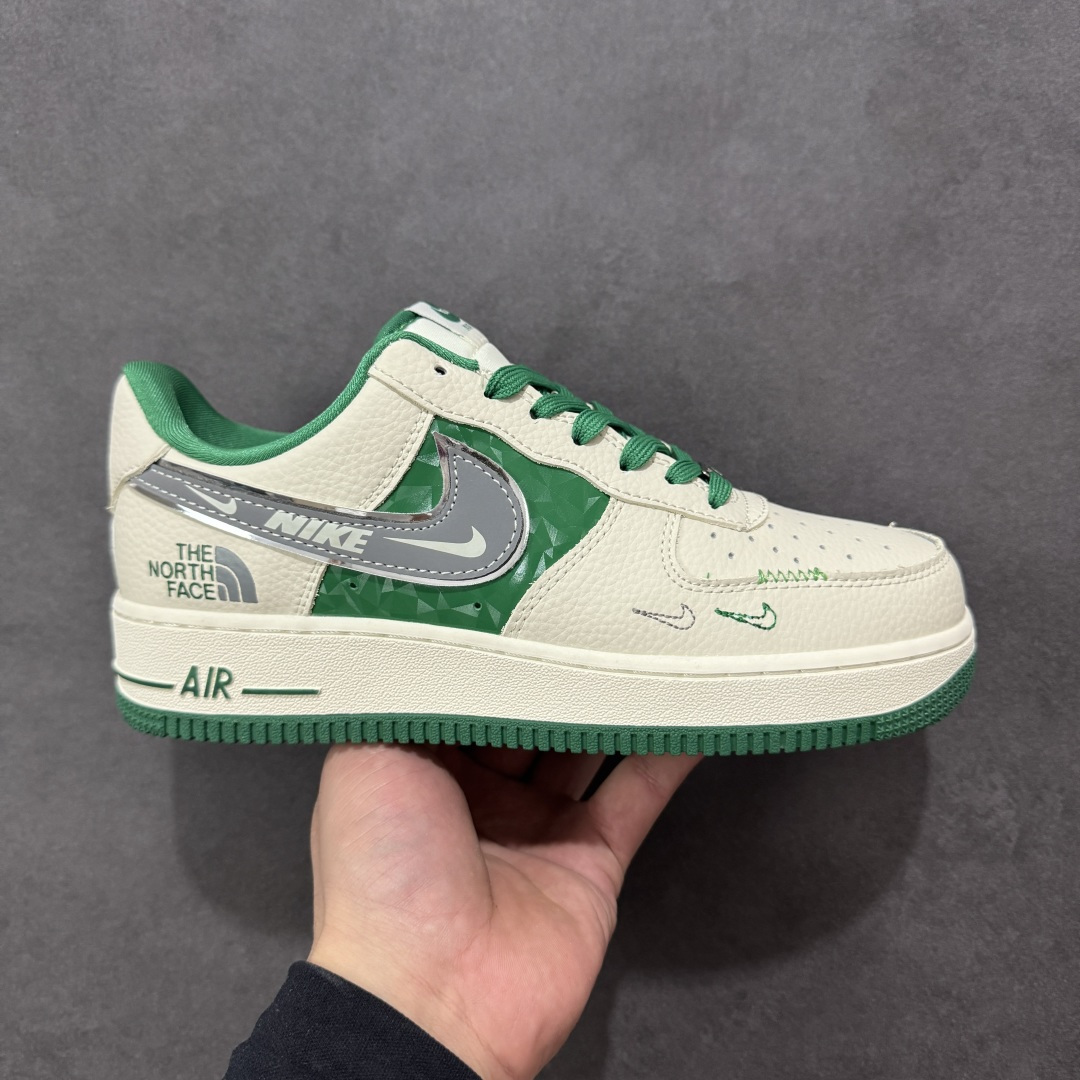 【定制版】The North Face联名 Air Force 1 Low 来袭，户外与街头的潮范碰撞Nike Air Force 1 Low携手The North Face打破风格边界，将户外机能风与街头潮流感揉碎重组！奶白皮革鞋身清爽干净，祖母绿拼接色块如旷野森林般鲜活，瞬间点亮视觉；金属质感的Swoosh叠印TNF标识，鞋侧THE NORTH FACE字母标+同品牌金属挂坠，把联名身份刻满细节，户外品牌的硬核基因与AF1的经典轮廓完美契合。经典低帮空军一号鞋型依旧是穿搭万金油，不管是搭配户外工装裤打造山系造型，还是配休闲卫衣走街头风，这双鞋都能无缝适配。户外机能与潮流经典的跨界联动，让脚下风格既有山野的自由，又有街头的随性，潮人出街的吸睛利器非它莫属！ 货号：DF0188-113 尺码：36-45带半码 编码：HXSA310320-选品中心